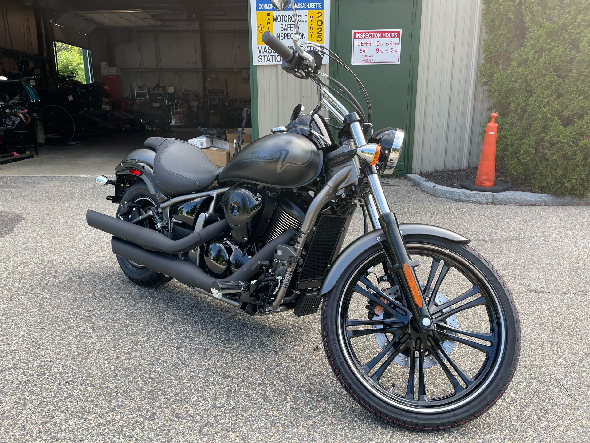2024 Kawasaki Vulcan 900 Custom in Tyngsboro, Massachusetts - Photo 6