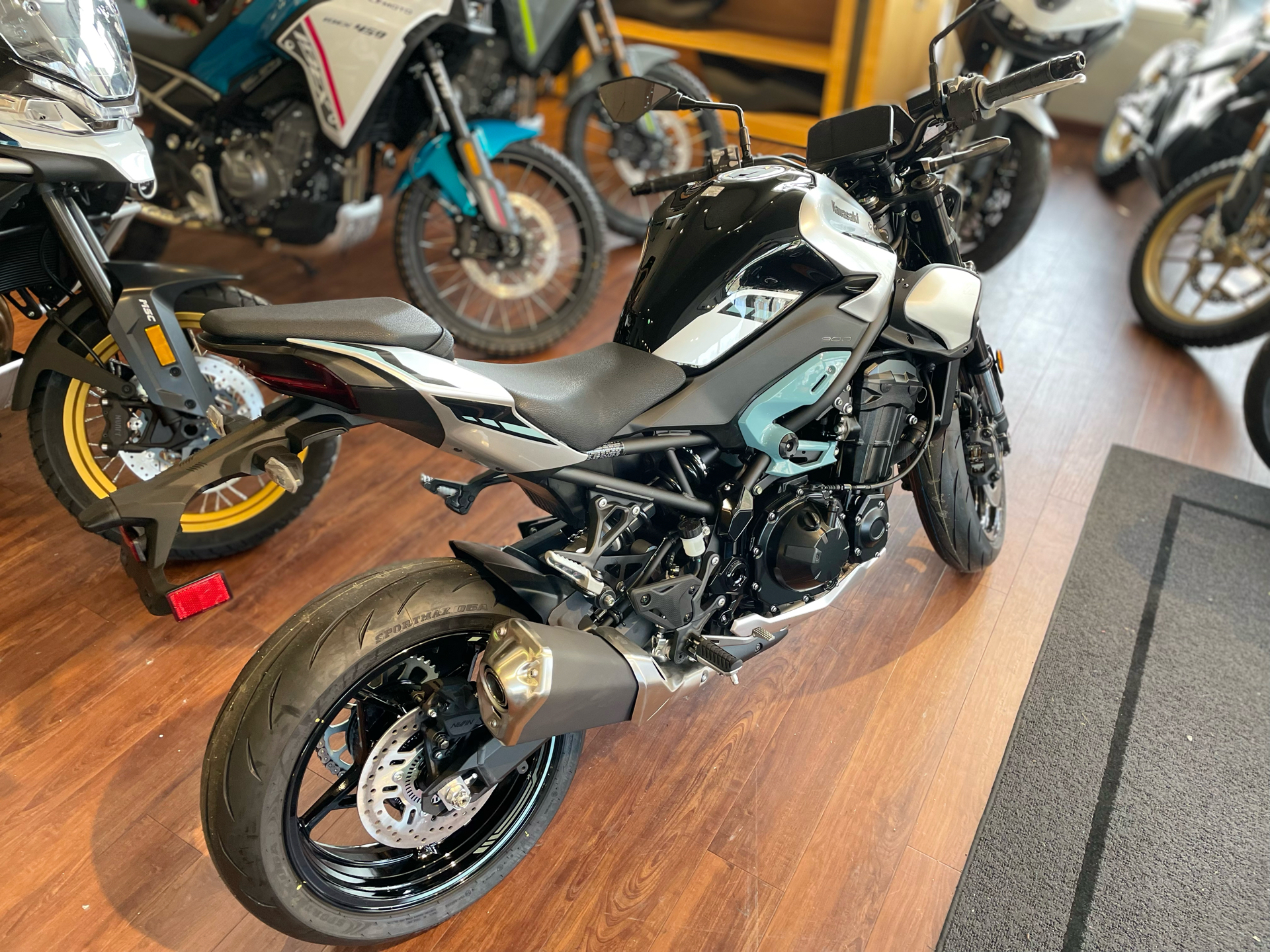 2025 Kawasaki Z900 ABS in Tyngsboro, Massachusetts - Photo 9