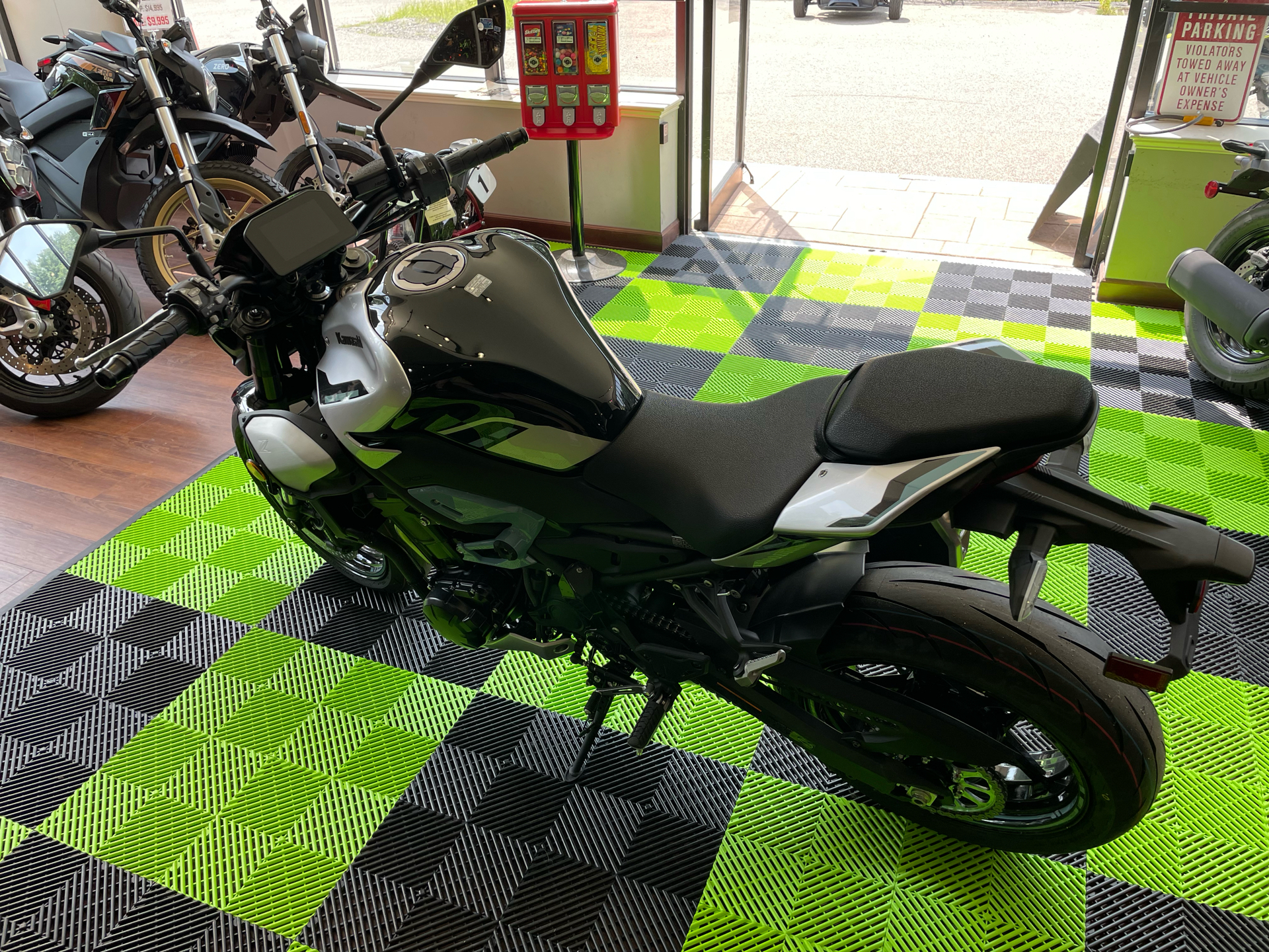 2025 Kawasaki Z900 ABS in Tyngsboro, Massachusetts - Photo 9
