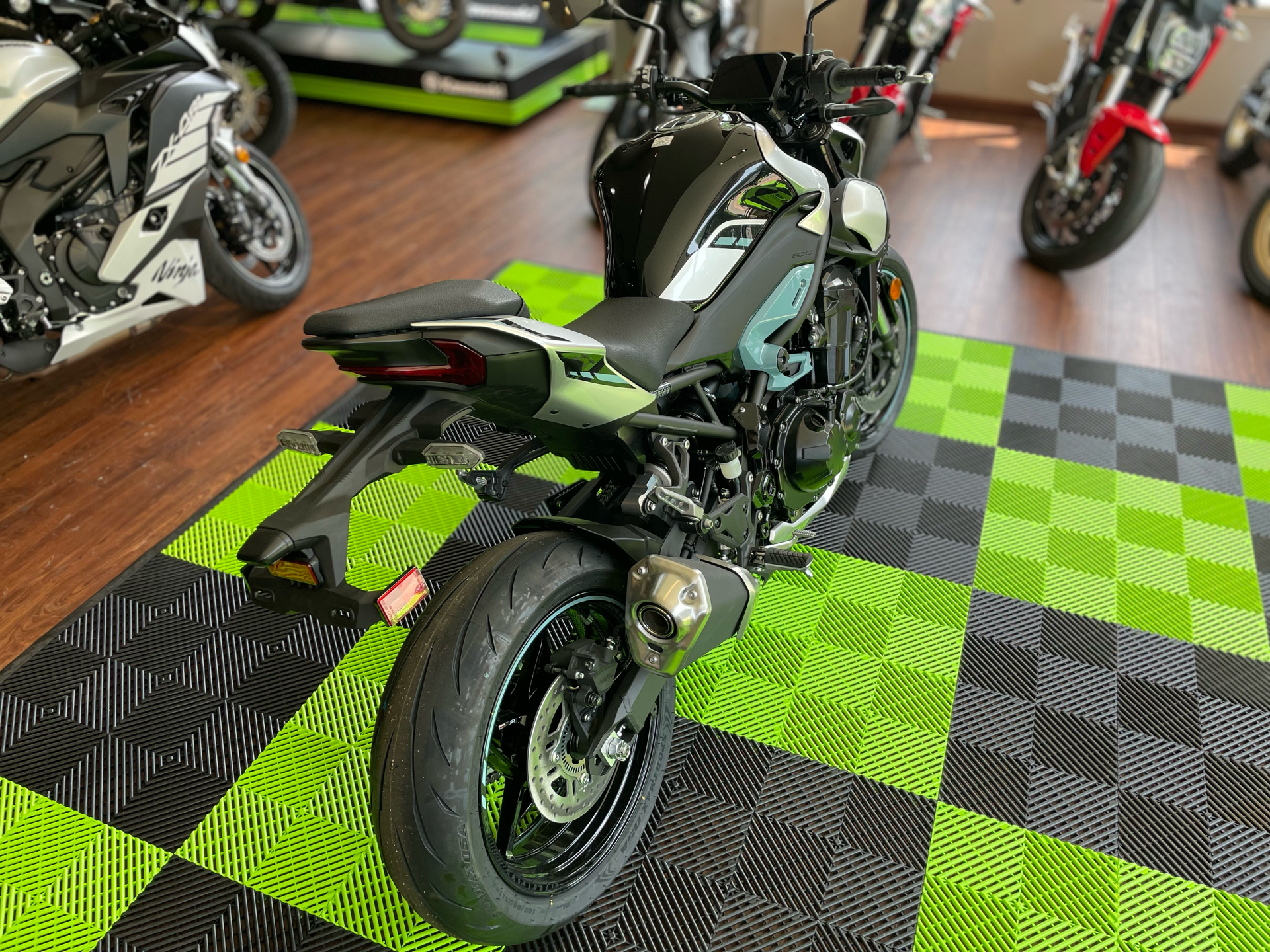 2025 Kawasaki Z900 ABS in Tyngsboro, Massachusetts - Photo 10