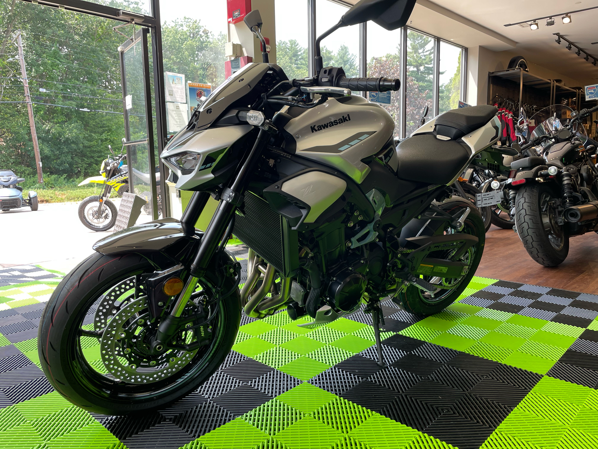 2025 Kawasaki Z900 ABS in Tyngsboro, Massachusetts - Photo 11