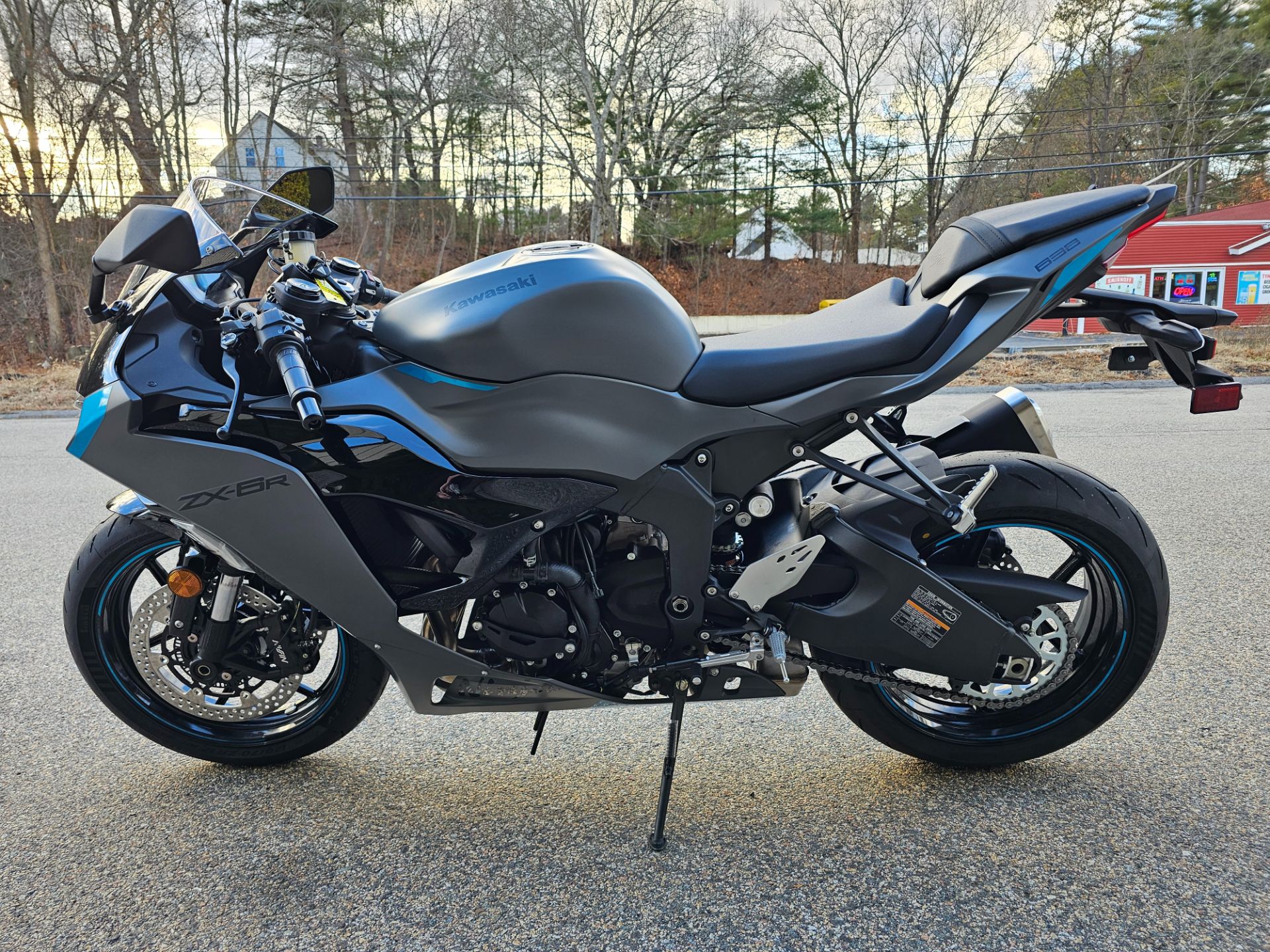 2025 Kawasaki Ninja ZX-6R in Tyngsboro, Massachusetts - Photo 2