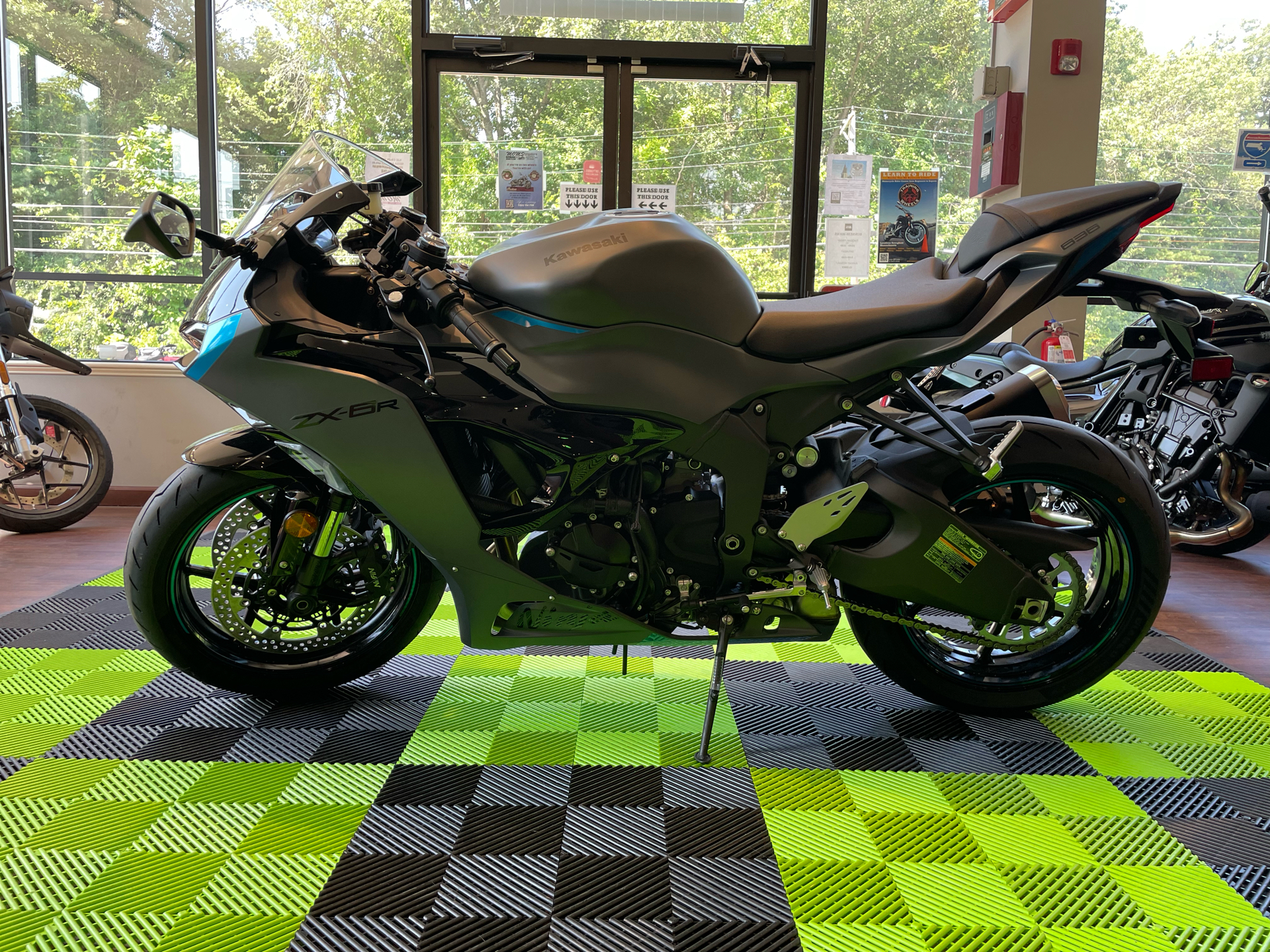 2025 Kawasaki Ninja ZX-6R in Tyngsboro, Massachusetts - Photo 2