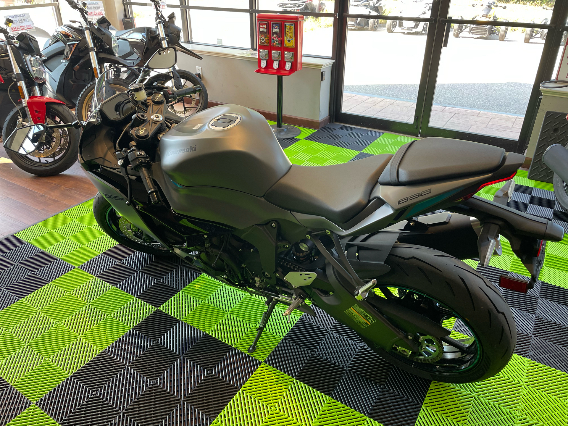 2025 Kawasaki Ninja ZX-6R in Tyngsboro, Massachusetts - Photo 8