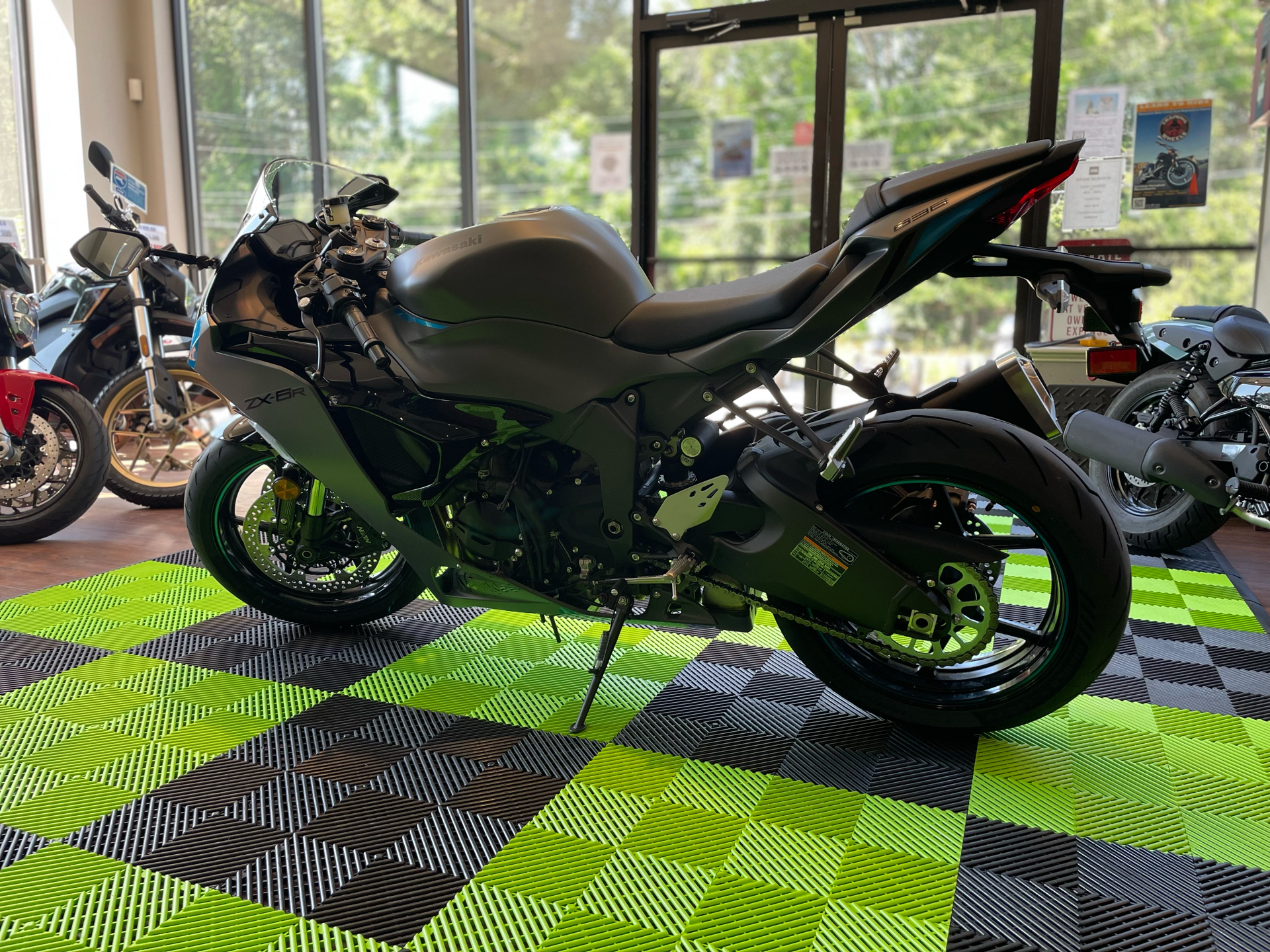 2025 Kawasaki Ninja ZX-6R in Tyngsboro, Massachusetts - Photo 9