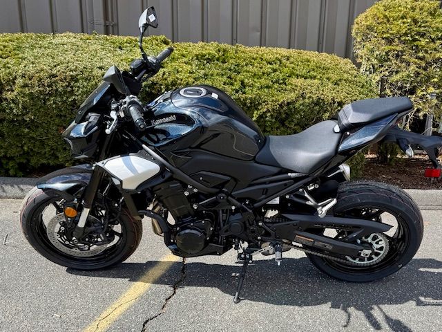 New 2025 Kawasaki Z900 ABS Metallic Spark Black / Metallic Carbon