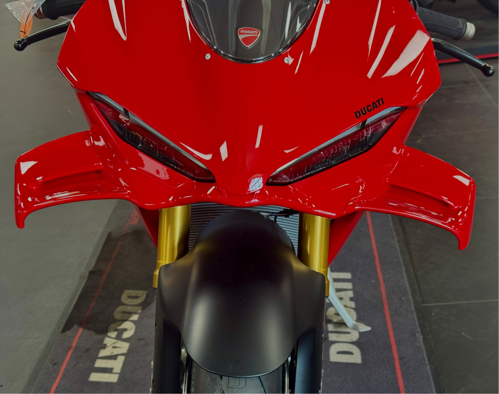 2025 Ducati Panigale V4 S in Foxboro, Massachusetts - Photo 8