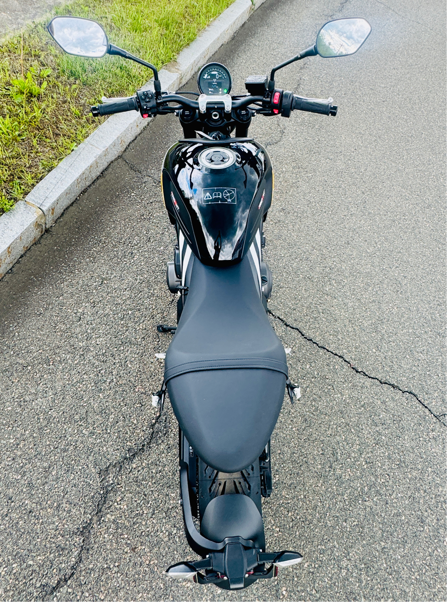 2025 Triumph Trident 660 in Foxboro, Massachusetts - Photo 9