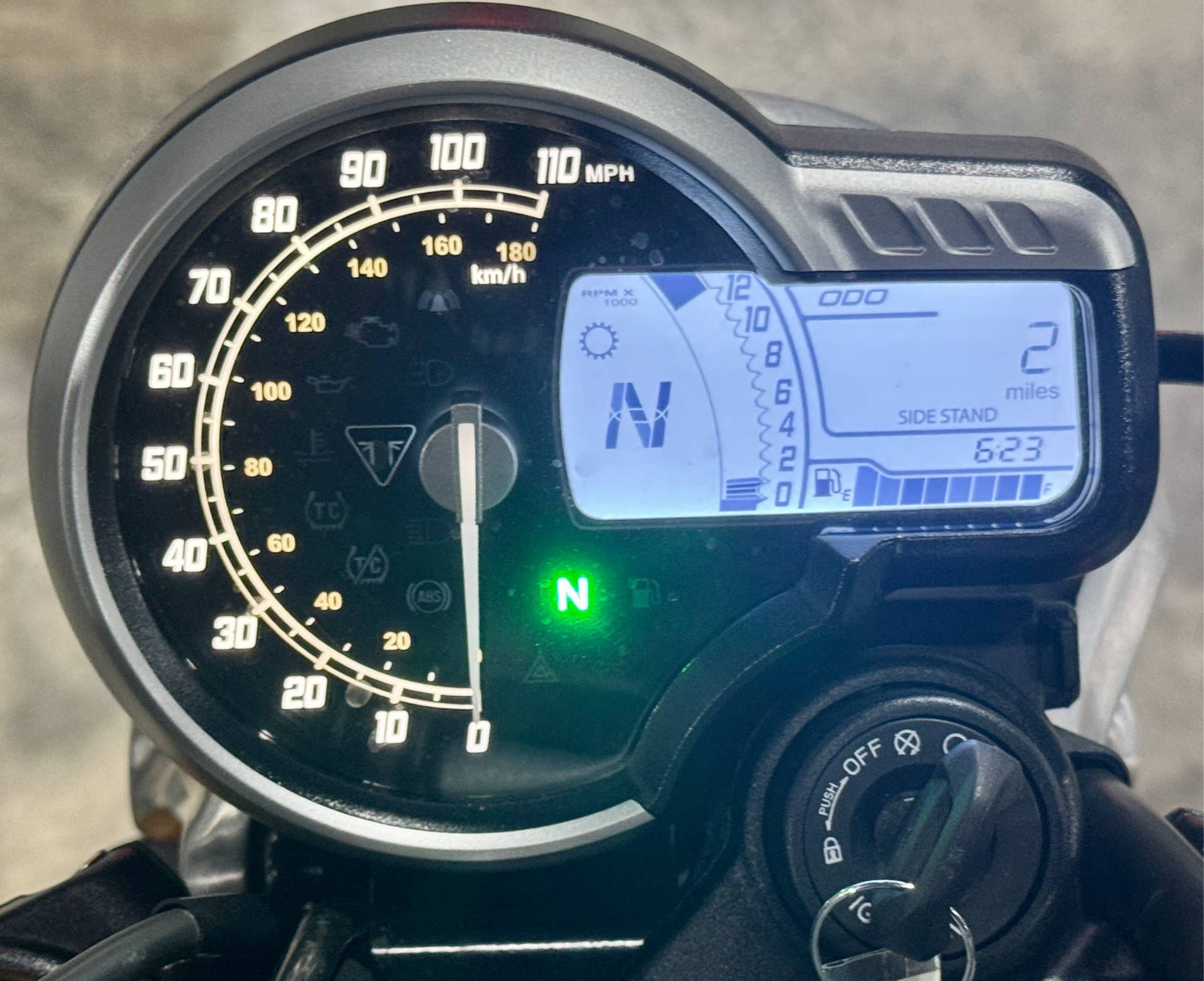 2025 Triumph Speed 400 in Foxboro, Massachusetts - Photo 8