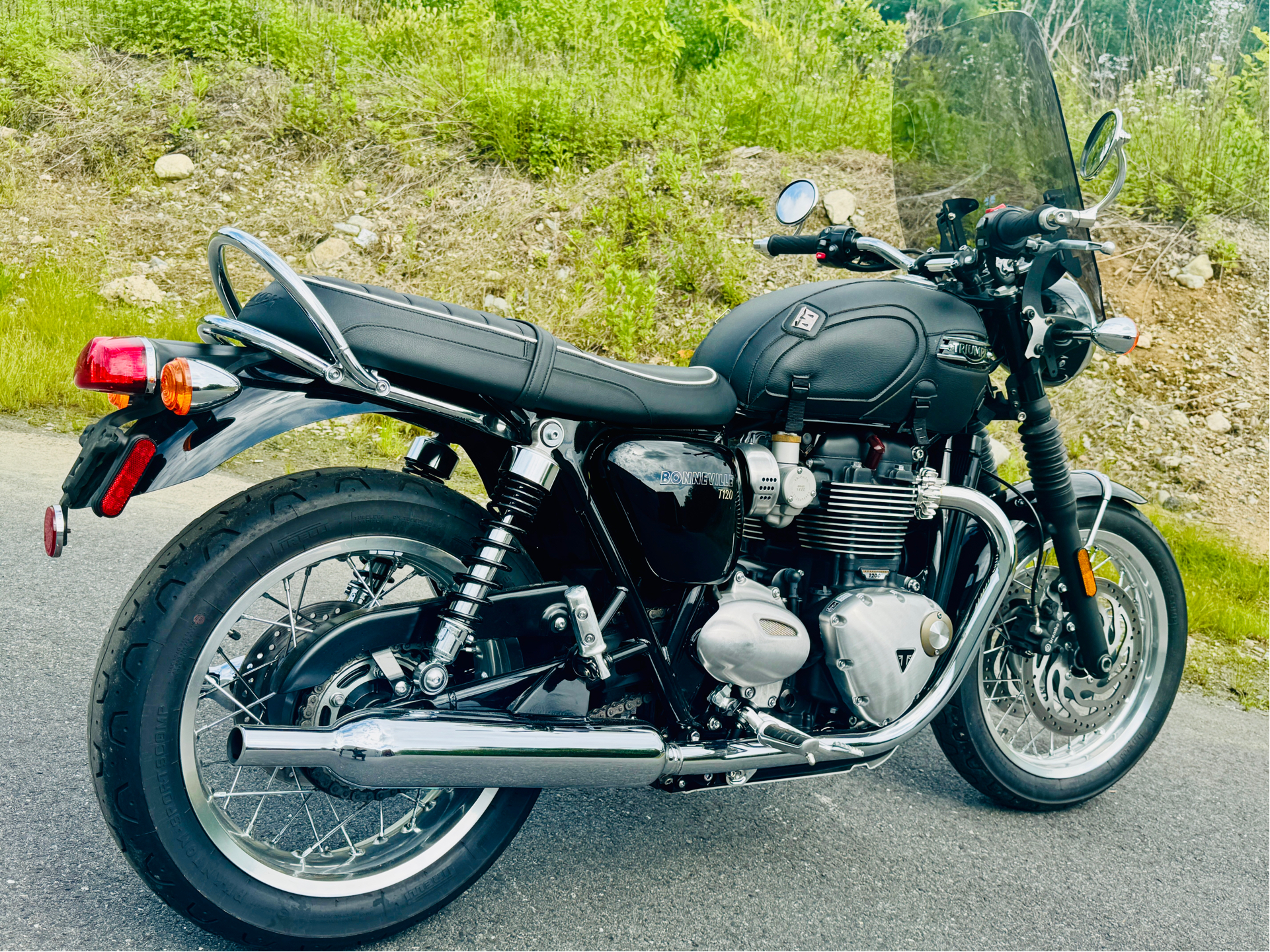 2022 Triumph Bonneville T120 Black in Foxboro, Massachusetts - Photo 9
