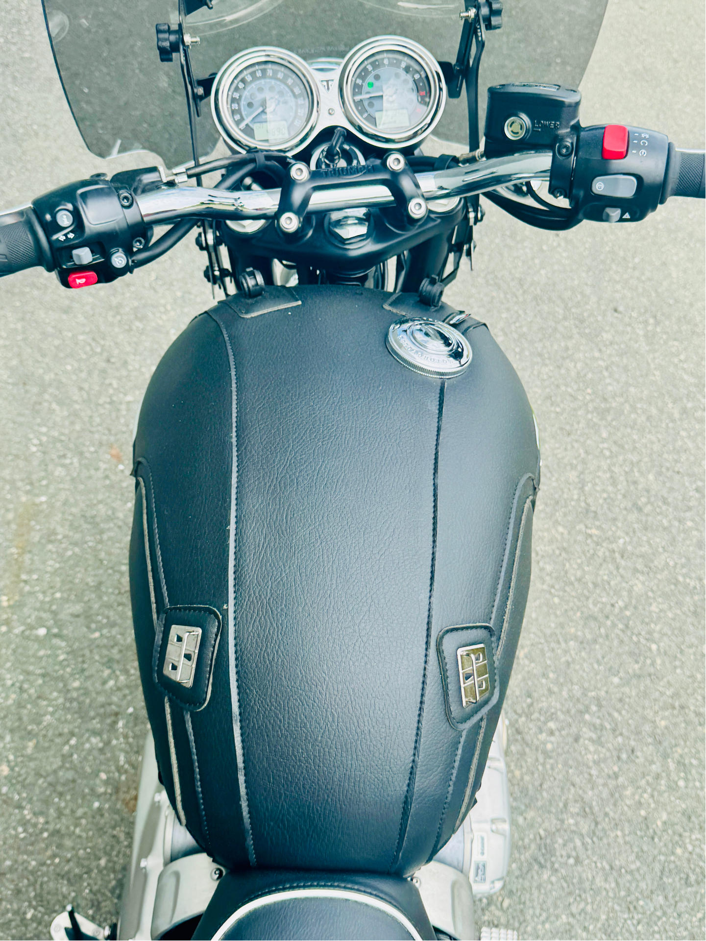 2022 Triumph Bonneville T120 Black in Foxboro, Massachusetts - Photo 6