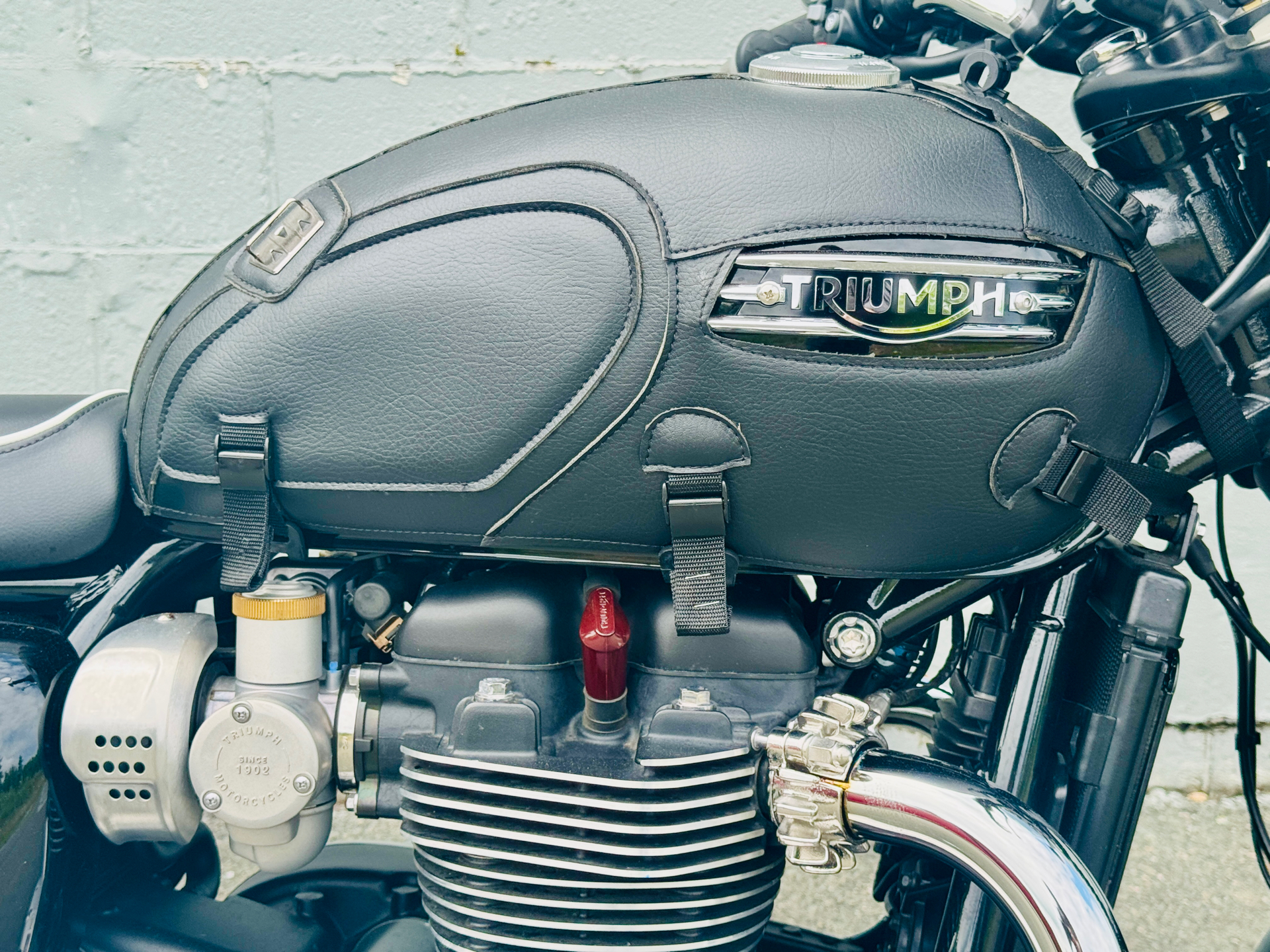 2022 Triumph Bonneville T120 Black in Foxboro, Massachusetts - Photo 4
