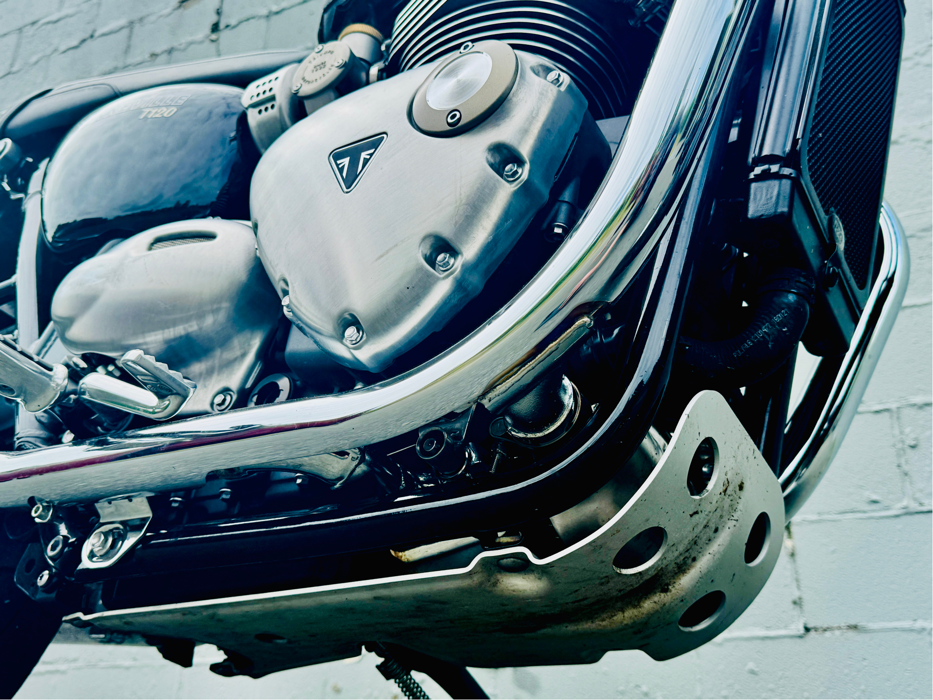 2022 Triumph Bonneville T120 Black in Foxboro, Massachusetts - Photo 13