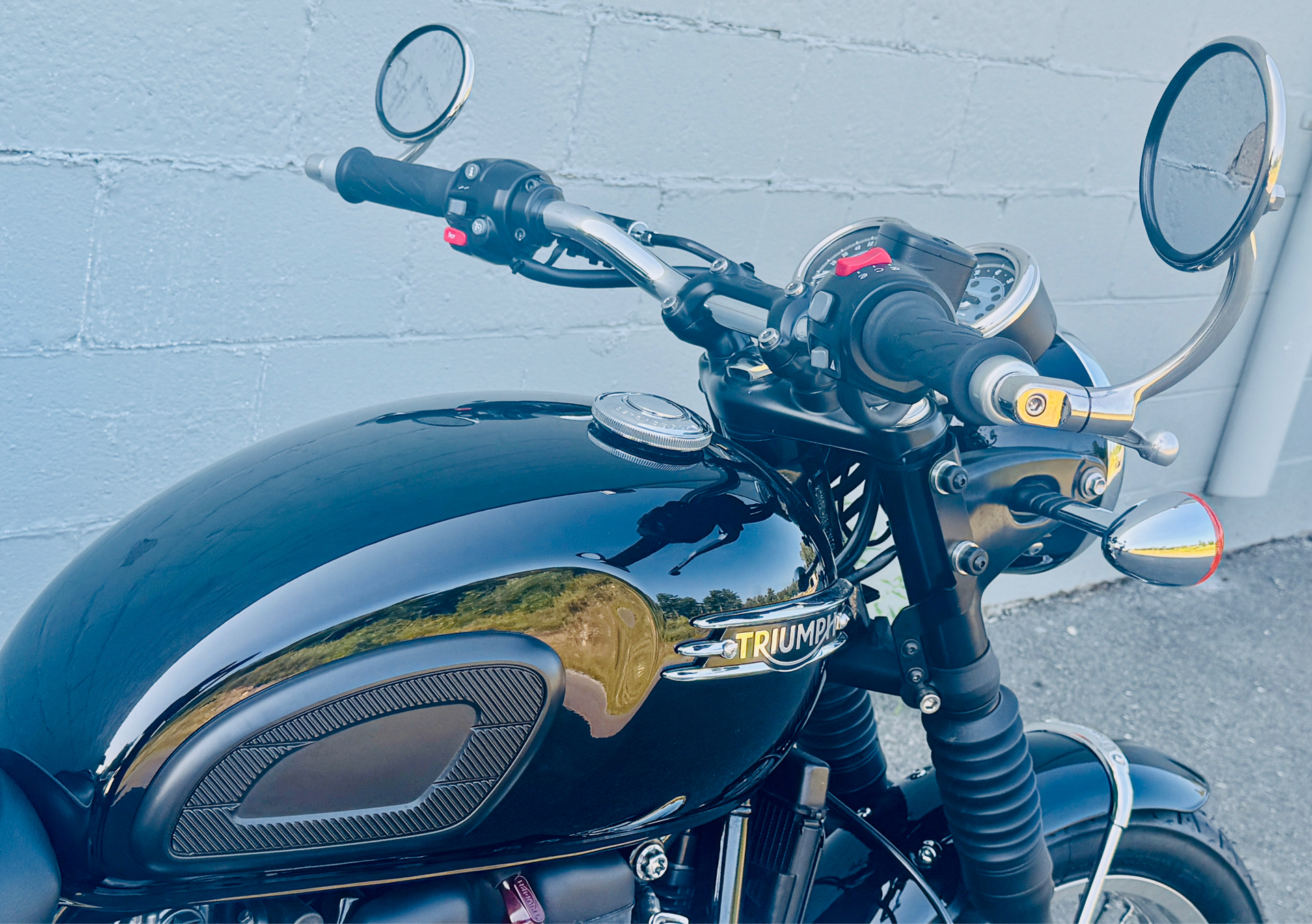 2022 Triumph Bonneville T120 Black in Foxboro, Massachusetts - Photo 6