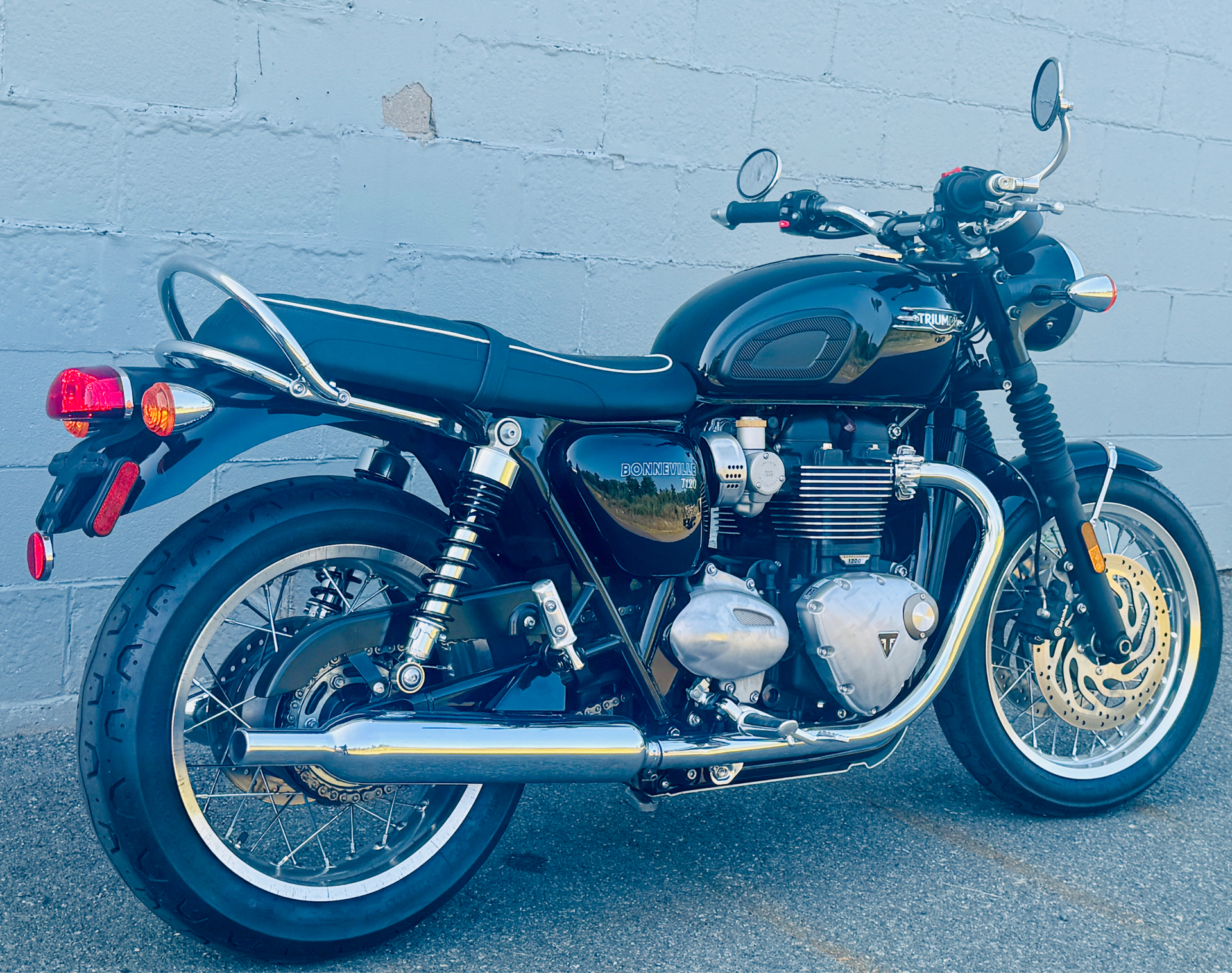2022 Triumph Bonneville T120 Black in Foxboro, Massachusetts - Photo 7