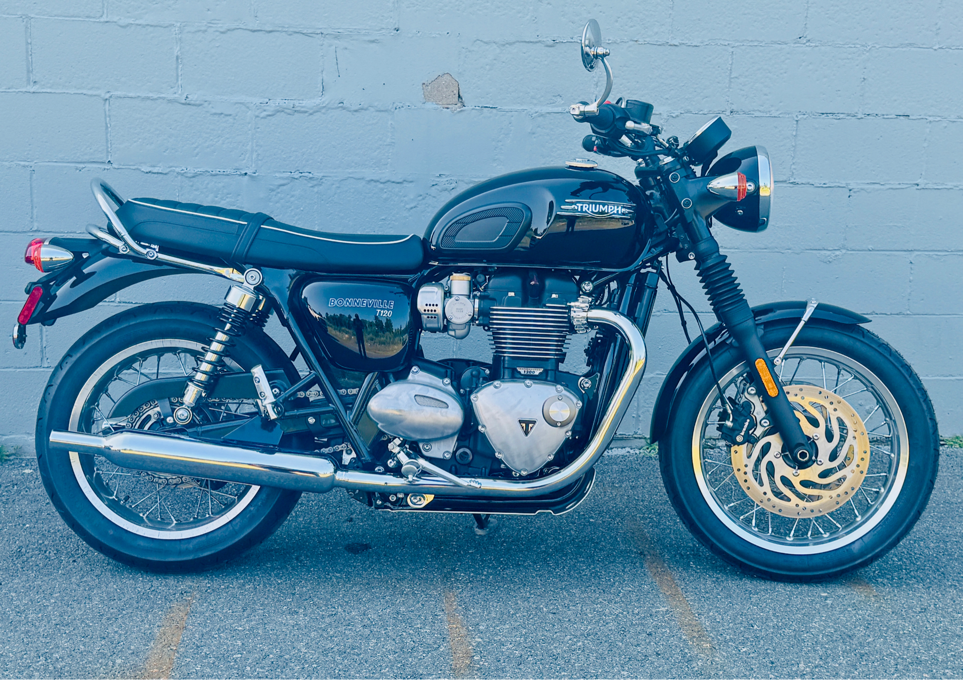 2022 Triumph Bonneville T120 Black in Foxboro, Massachusetts - Photo 12