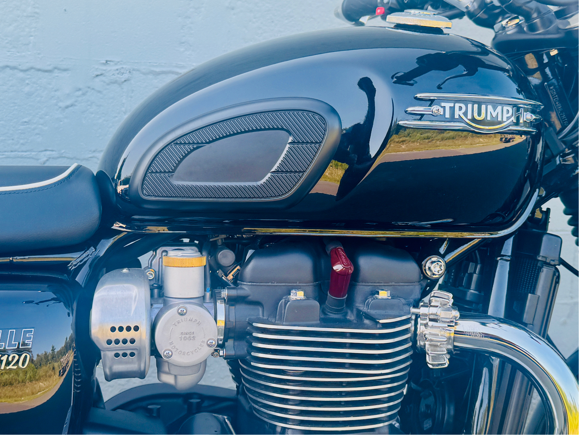 2022 Triumph Bonneville T120 Black in Foxboro, Massachusetts - Photo 2