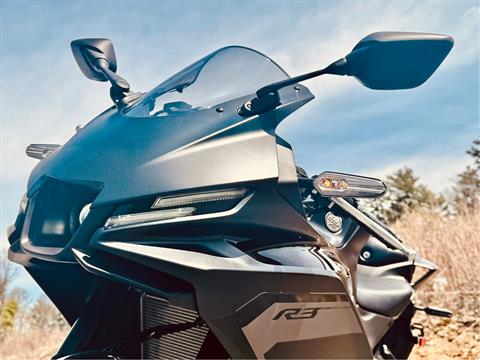 2025 Yamaha YZF-R3 in Foxboro, Massachusetts - Photo 16