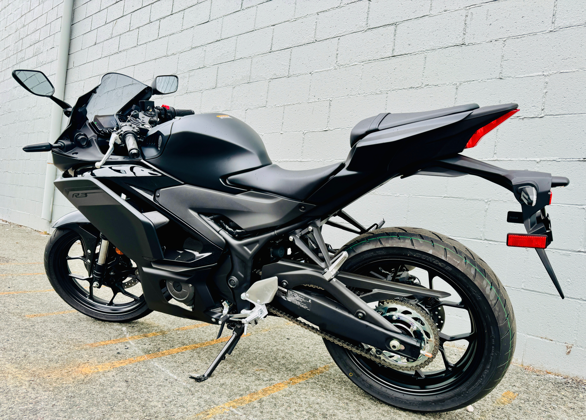 2025 Yamaha YZF-R3 in Foxboro, Massachusetts - Photo 13