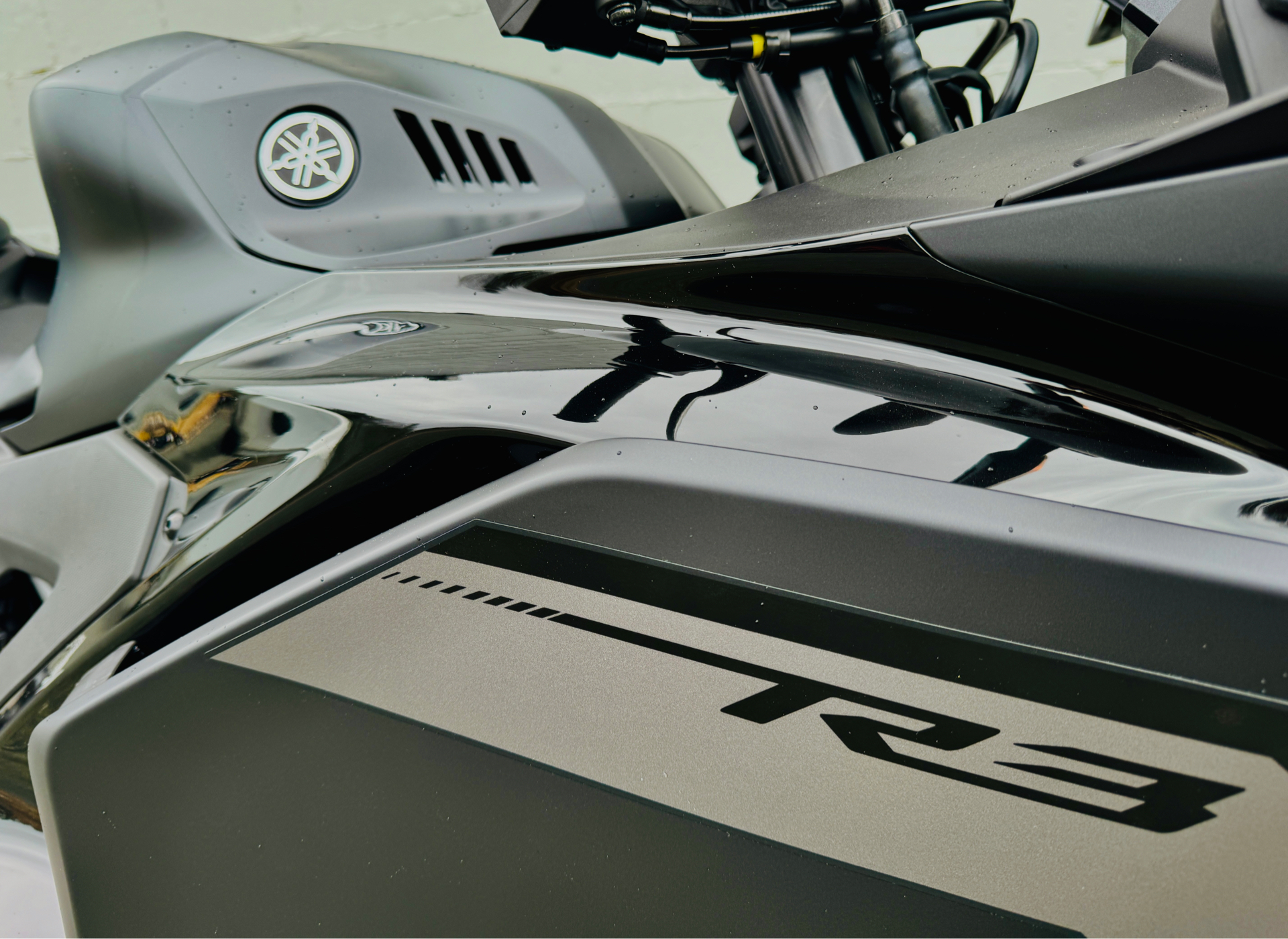 2025 Yamaha YZF-R3 in Foxboro, Massachusetts - Photo 18