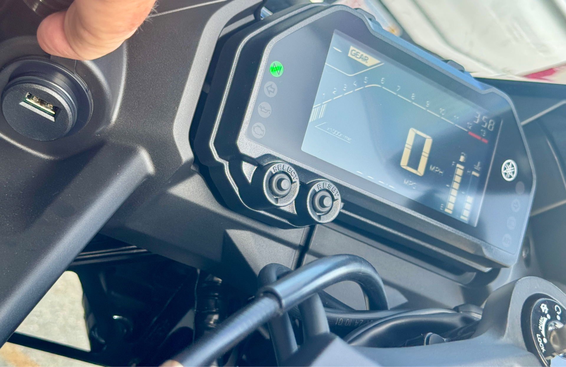2025 Yamaha YZF-R3 in Foxboro, Massachusetts - Photo 4