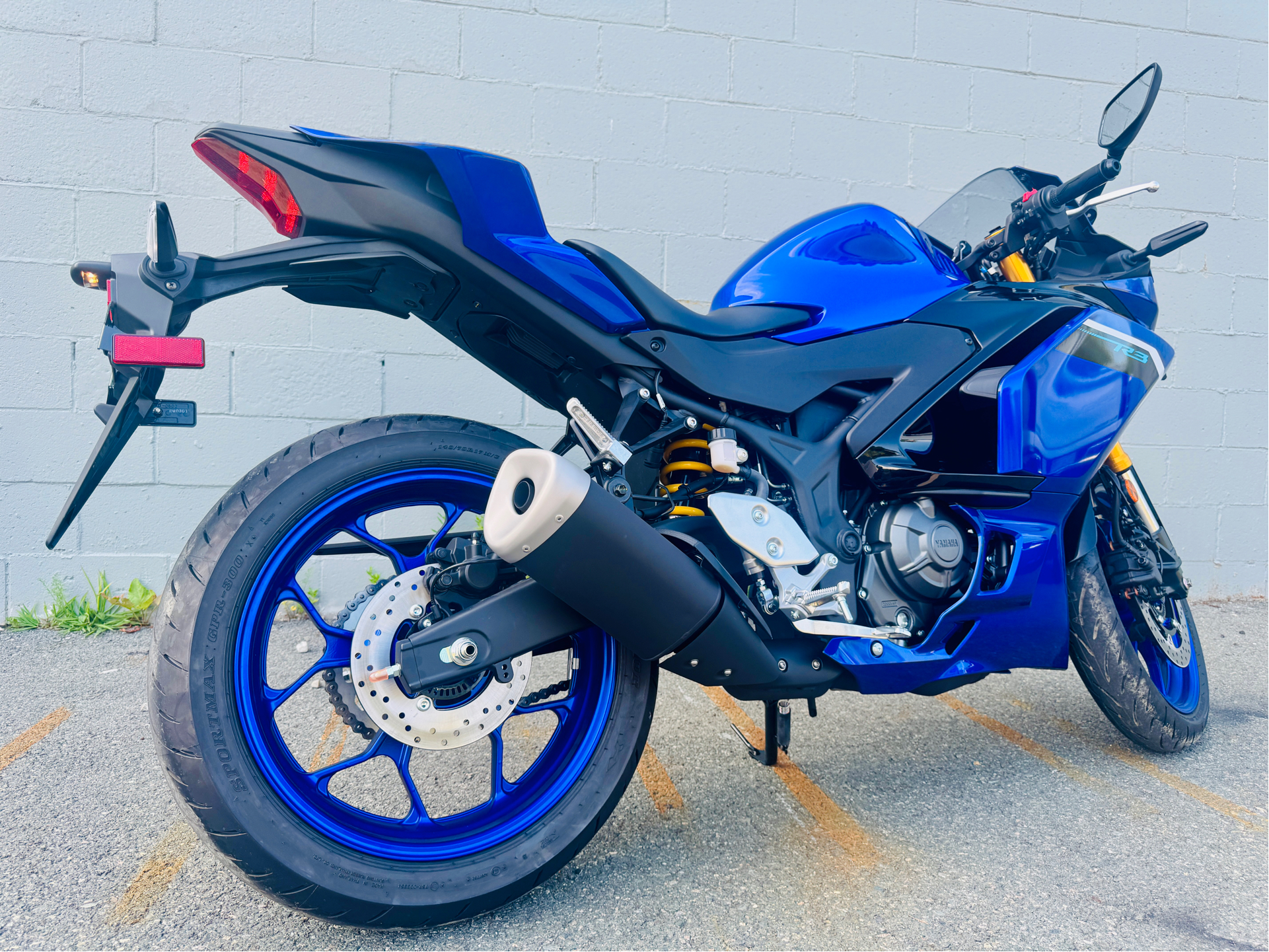 2025 Yamaha YZF-R3 in Foxboro, Massachusetts - Photo 9