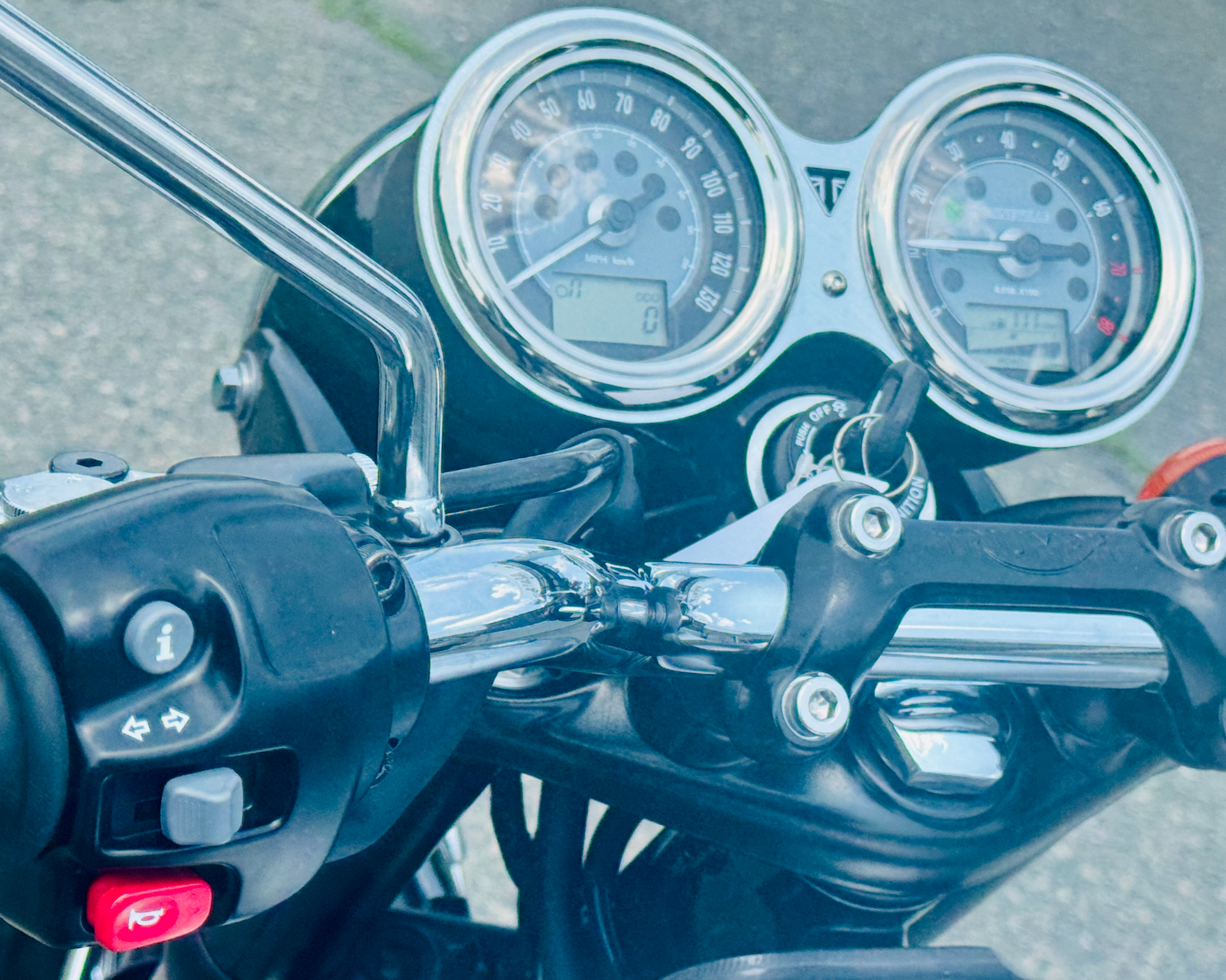 2025 Triumph Bonneville T100 in Foxboro, Massachusetts - Photo 15