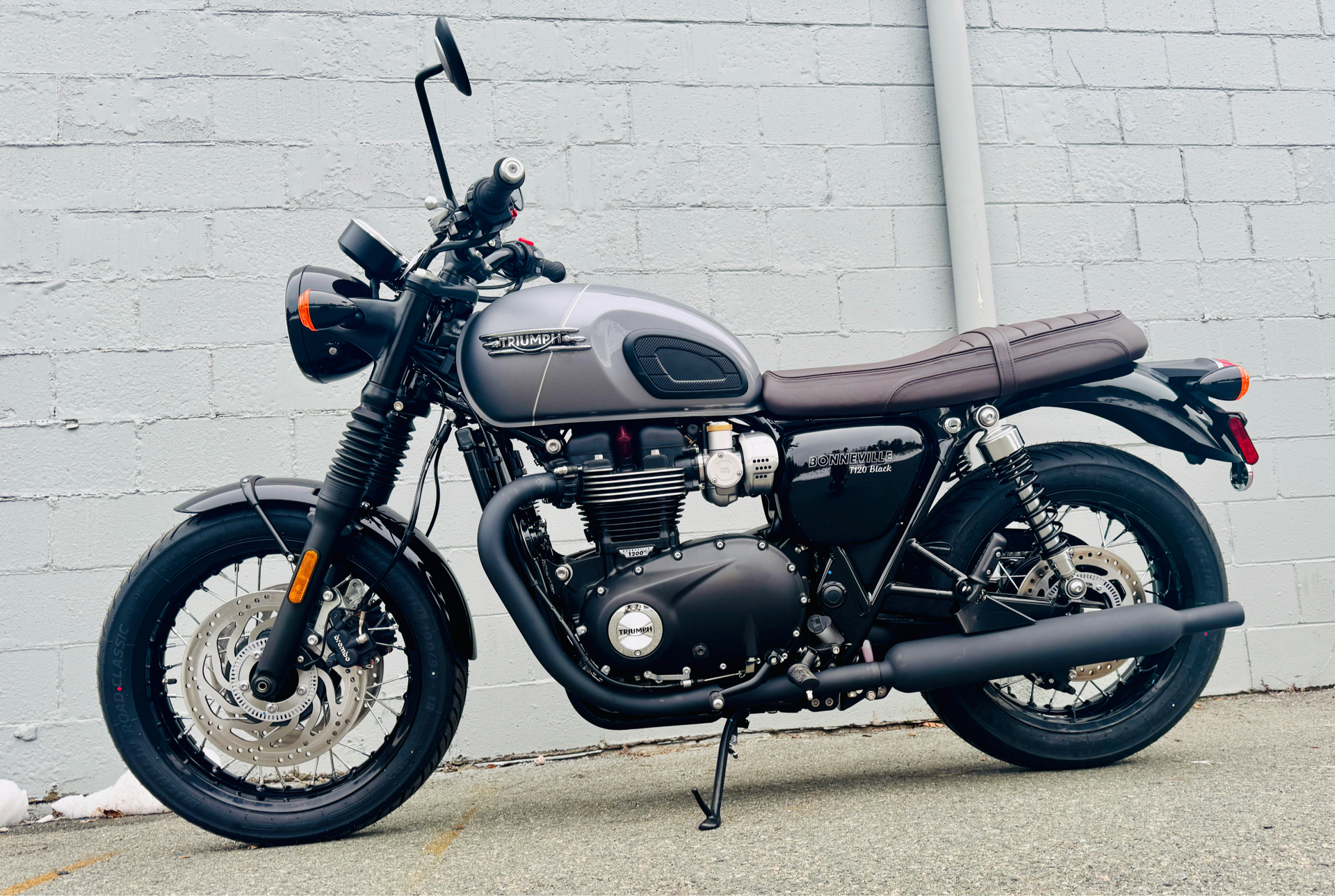 2025 Triumph Bonneville T120 Black in Foxboro, Massachusetts - Photo 17