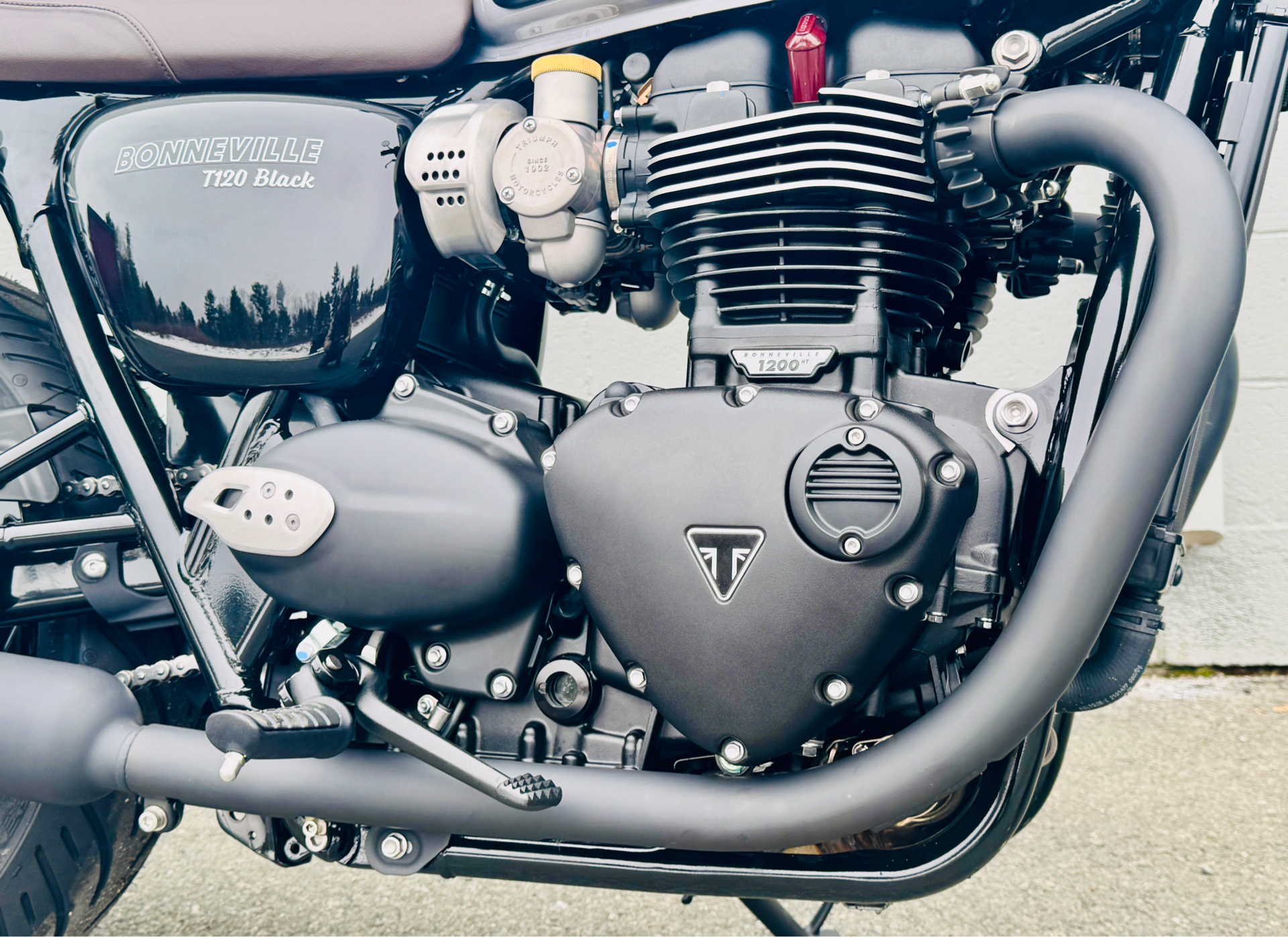 2025 Triumph Bonneville T120 Black in Foxboro, Massachusetts - Photo 7