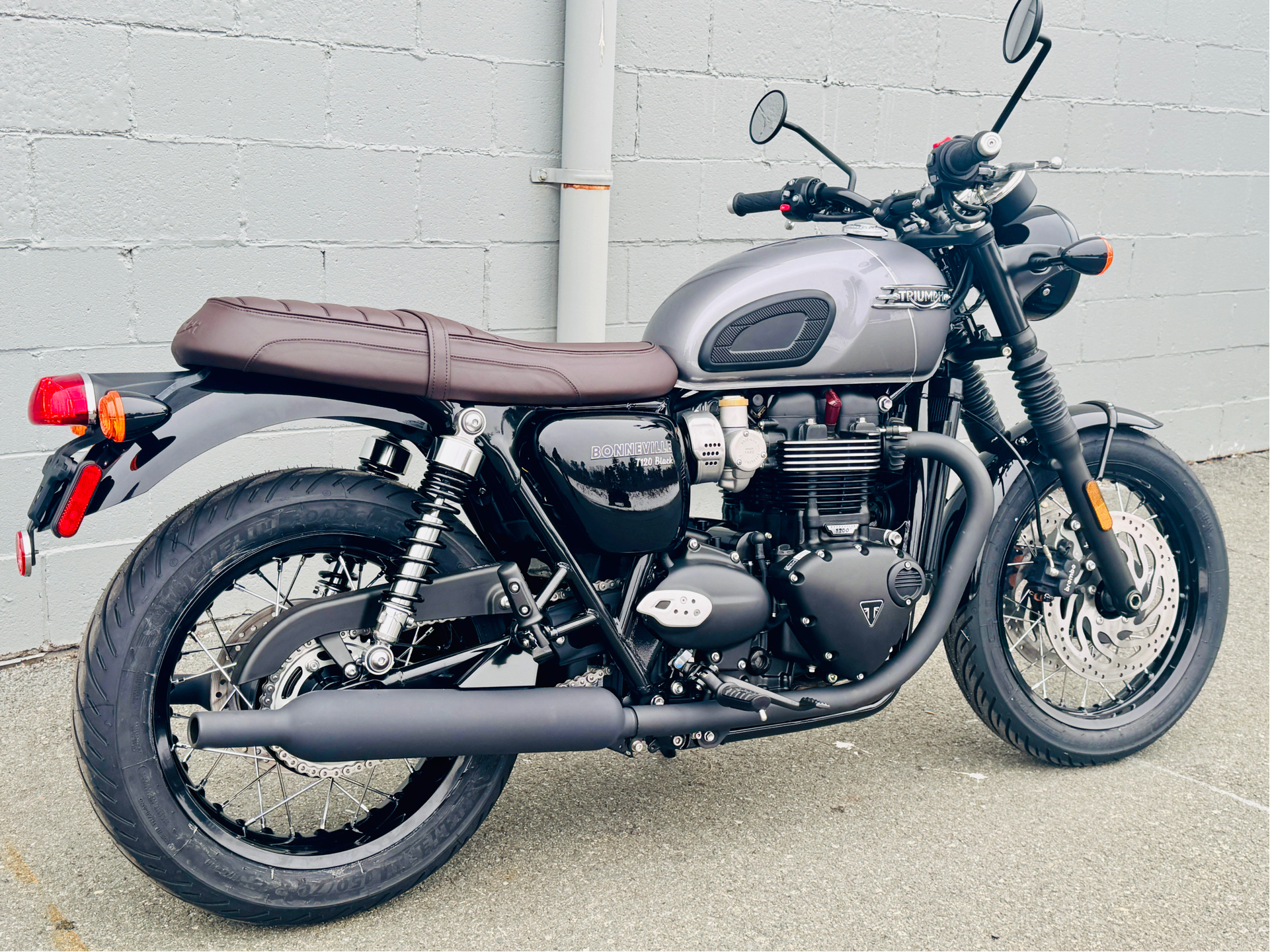 2025 Triumph Bonneville T120 Black in Foxboro, Massachusetts - Photo 35