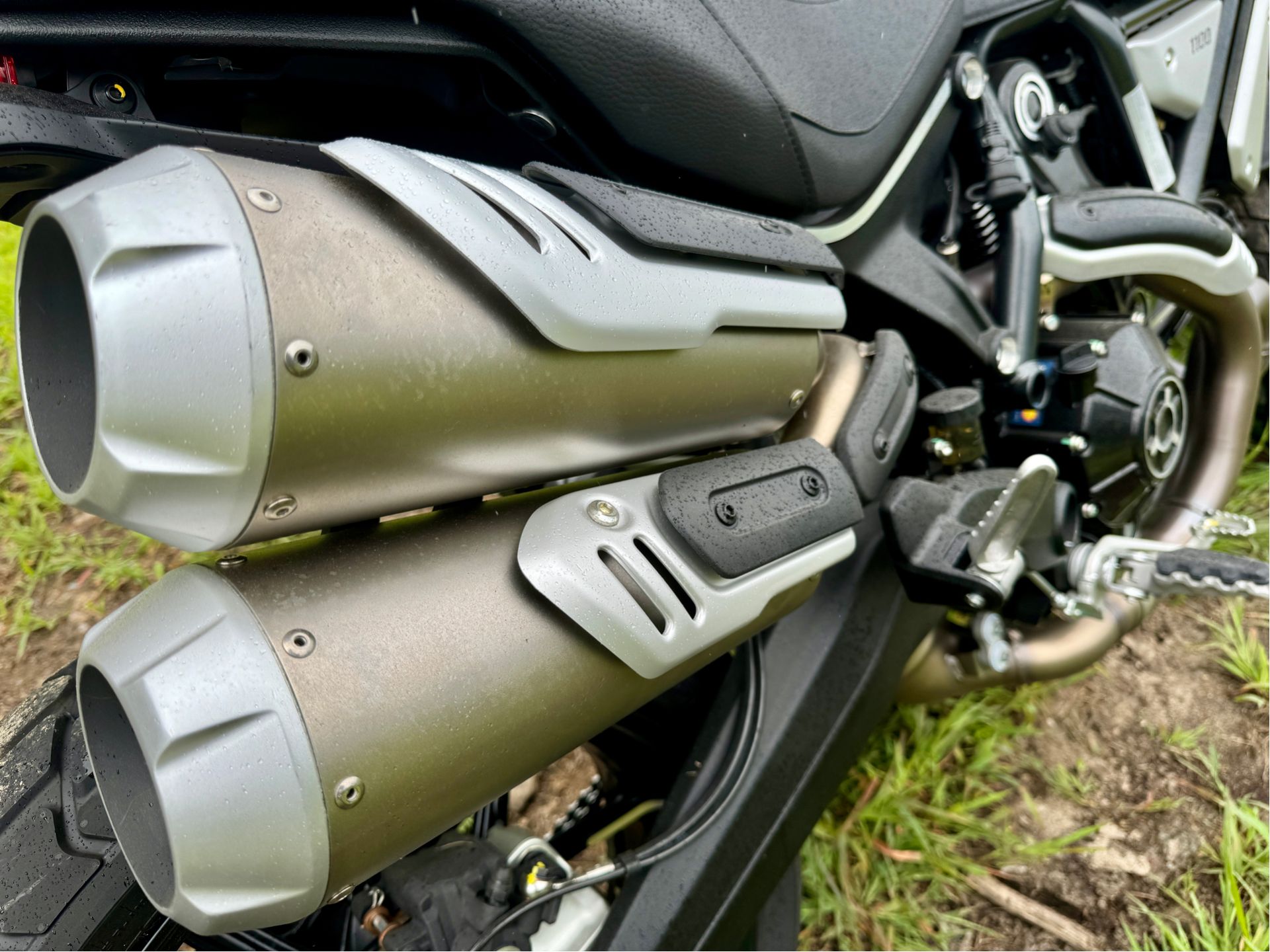 2023 Ducati Scrambler 1100 Dark PRO in Foxboro, Massachusetts - Photo 9