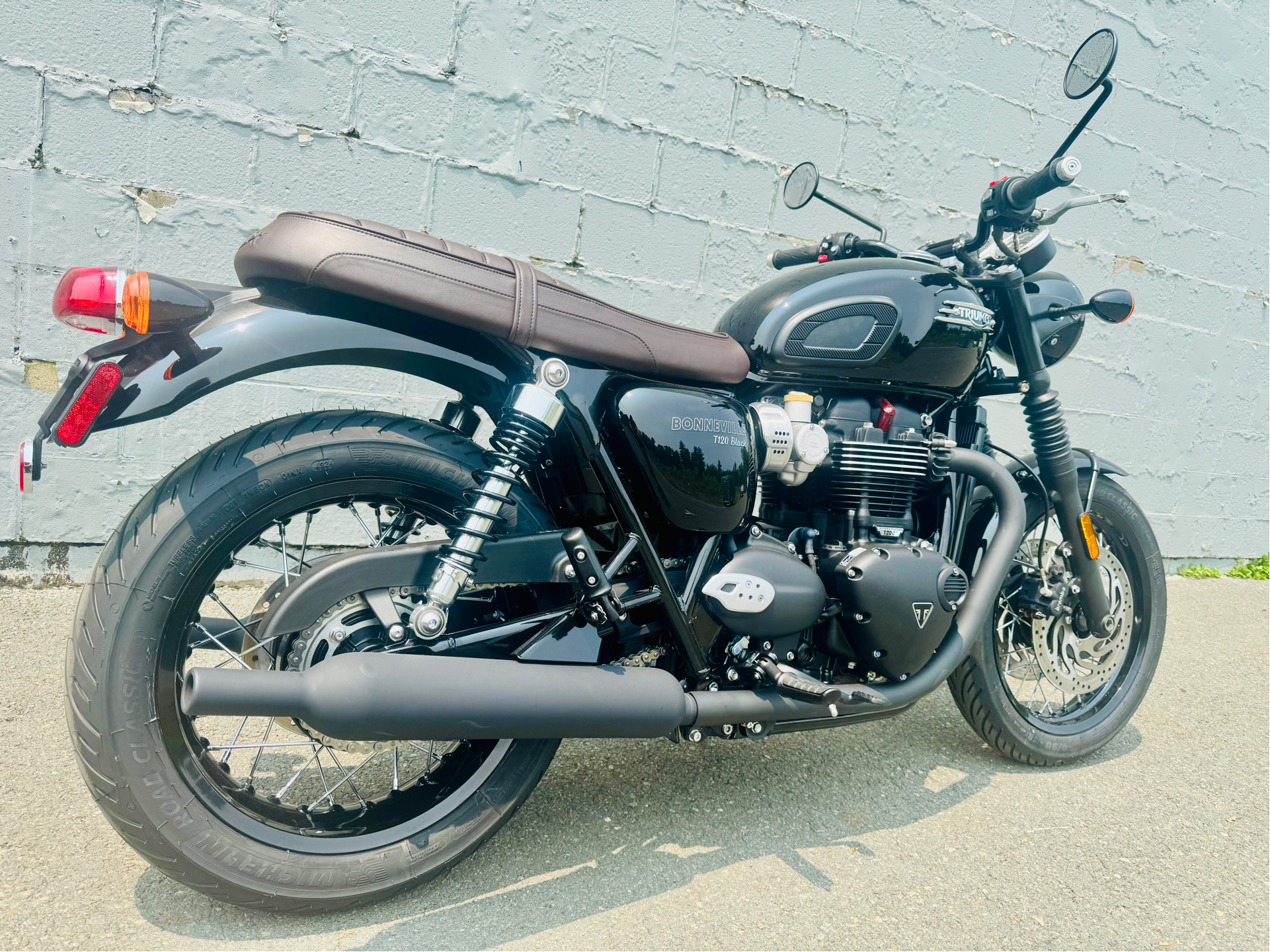 2025 Triumph Bonneville T120 Black in Foxboro, Massachusetts - Photo 13