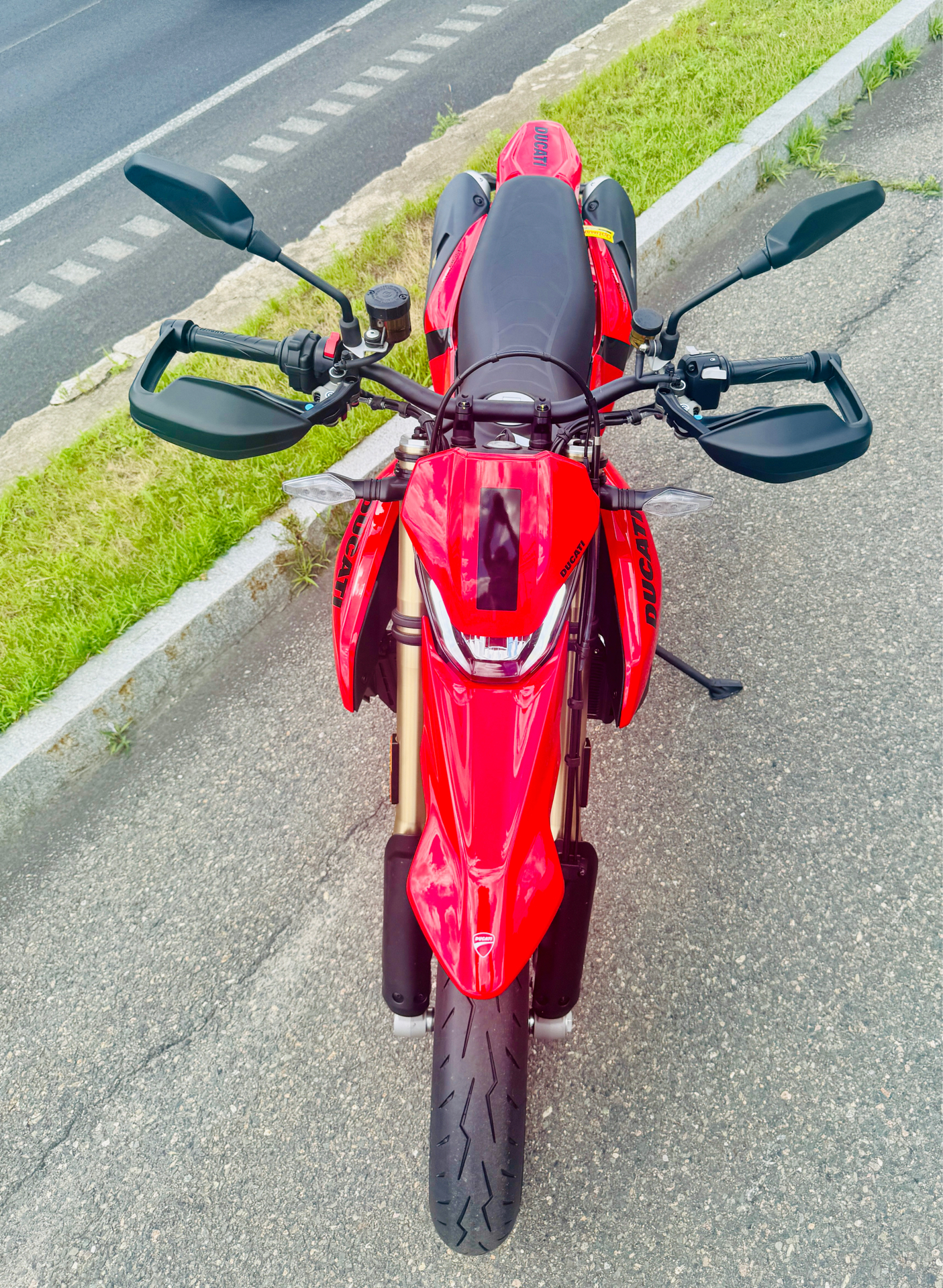 2025 Ducati Hypermotard 698 Mono in Foxboro, Massachusetts - Photo 13
