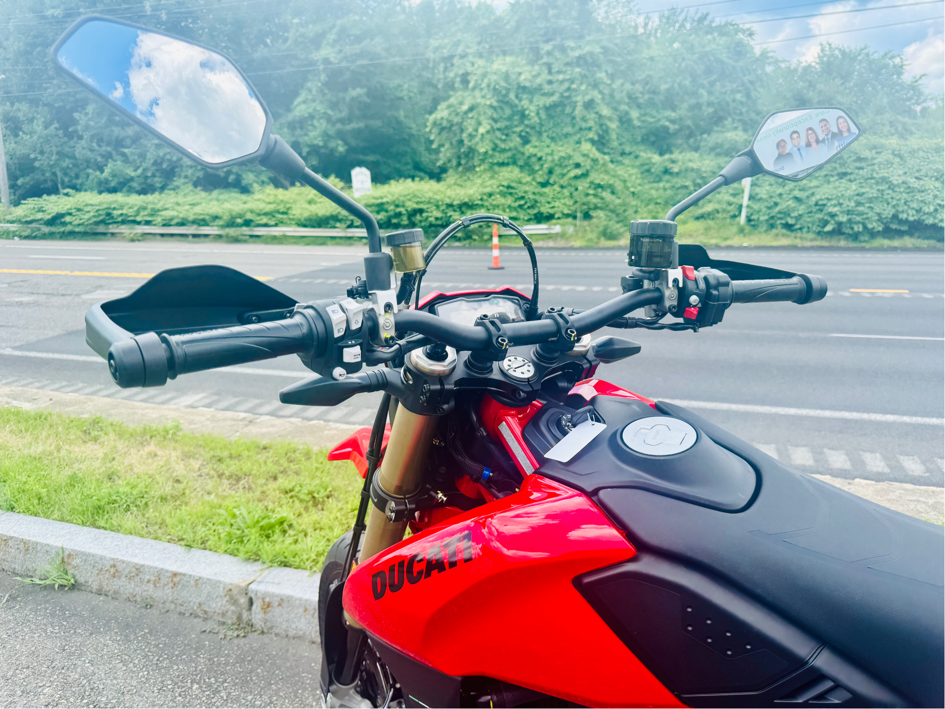 2025 Ducati Hypermotard 698 Mono in Foxboro, Massachusetts - Photo 12