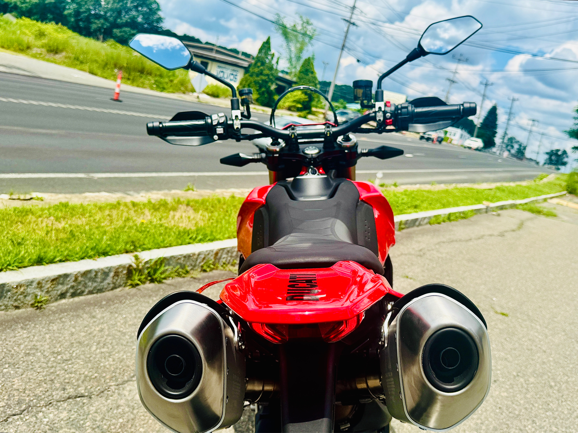 2025 Ducati Hypermotard 698 Mono in Foxboro, Massachusetts - Photo 23