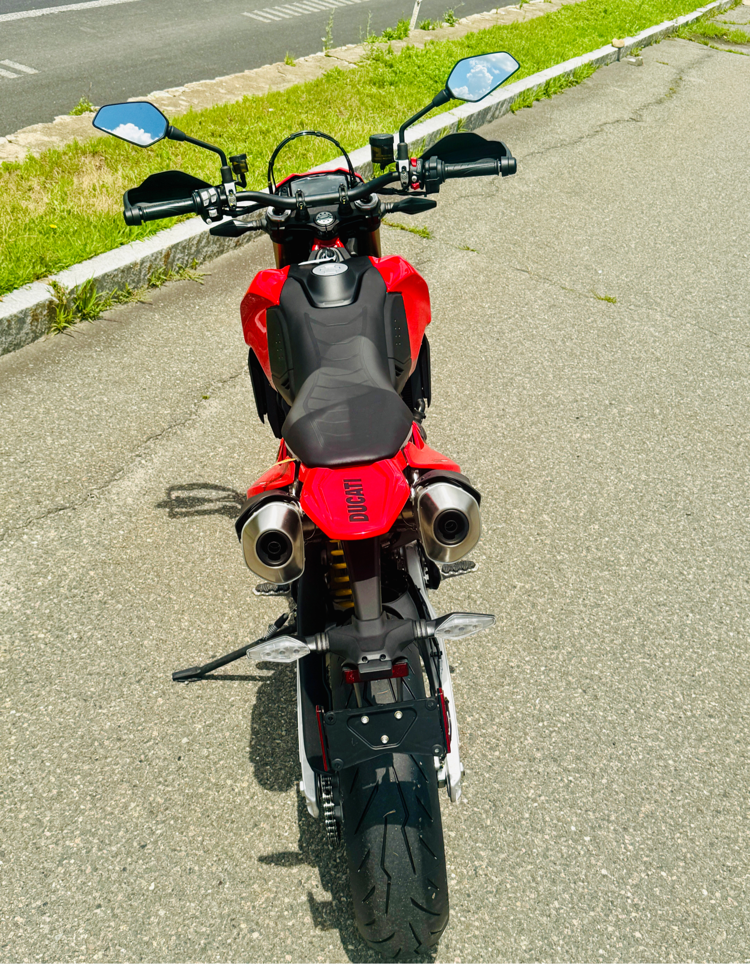 2025 Ducati Hypermotard 698 Mono in Foxboro, Massachusetts - Photo 7