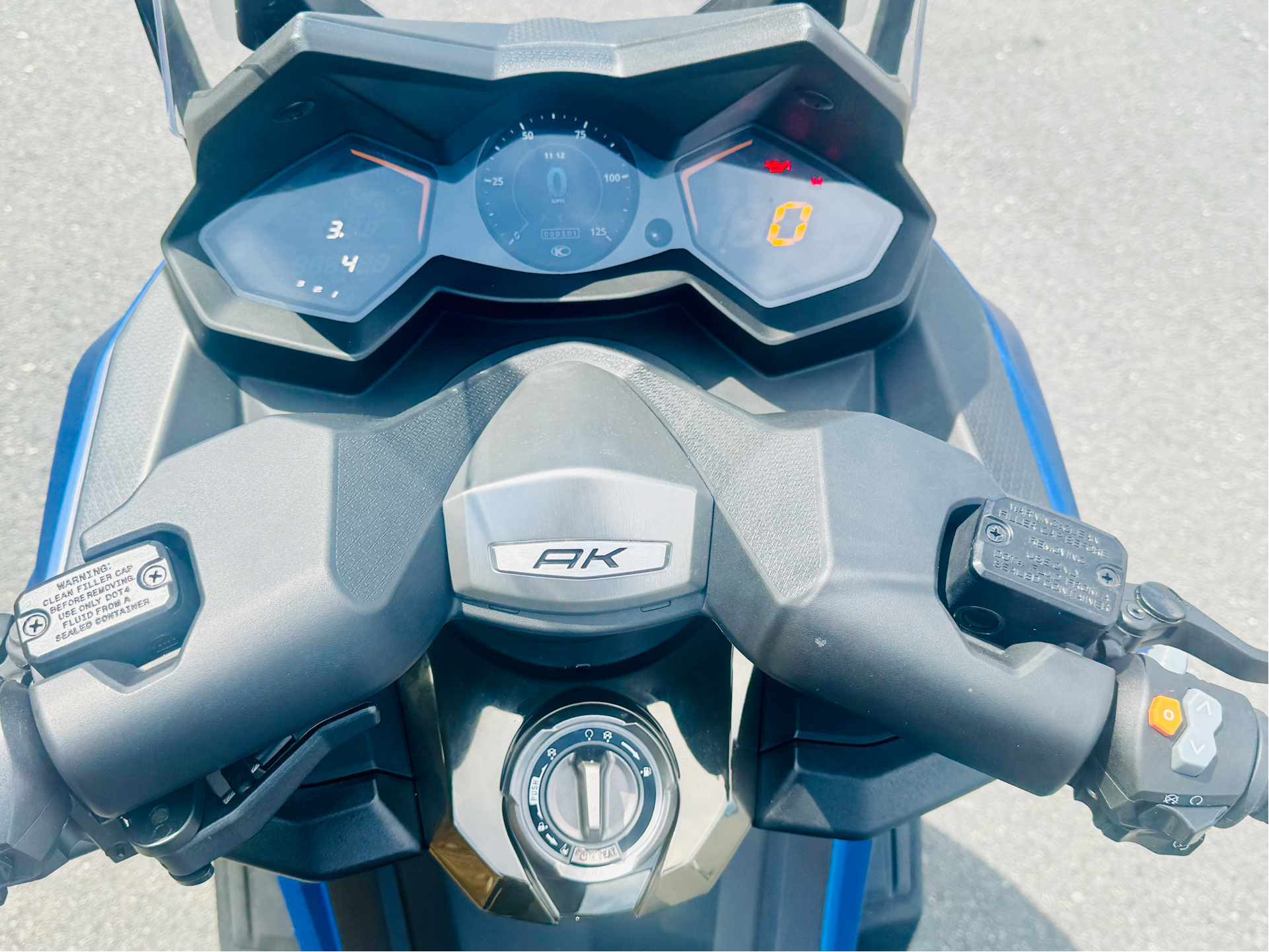 2023 Kymco AK 550i ABS in Foxboro, Massachusetts - Photo 8