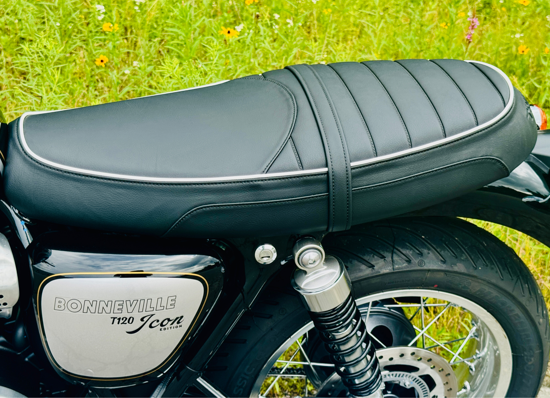 2025 Triumph Bonneville T120 in Foxboro, Massachusetts - Photo 8