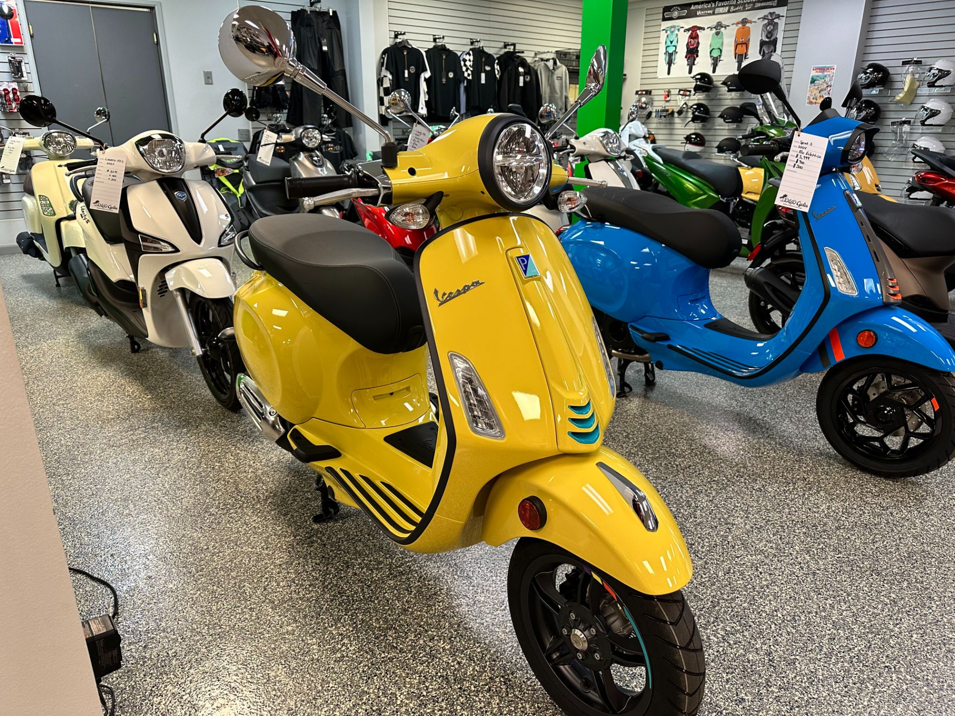 New 2024 Vespa Primavera 150 S Scooters in Pensacola FL 100337