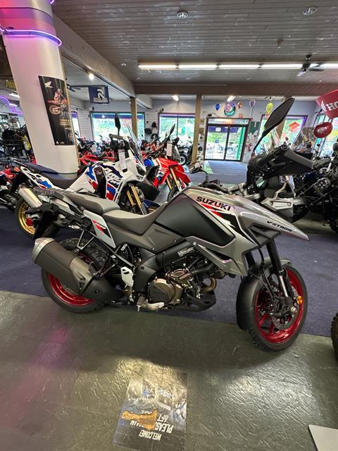 2025 Suzuki V-Strom 1050 — photo 1 of 7
