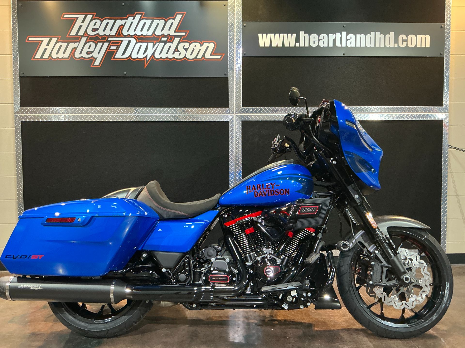 Harley-Davidson タンク 黒/赤/青 New 2026 Harley-Davidson CVO™ Street Glide® ST | Motorcycles in