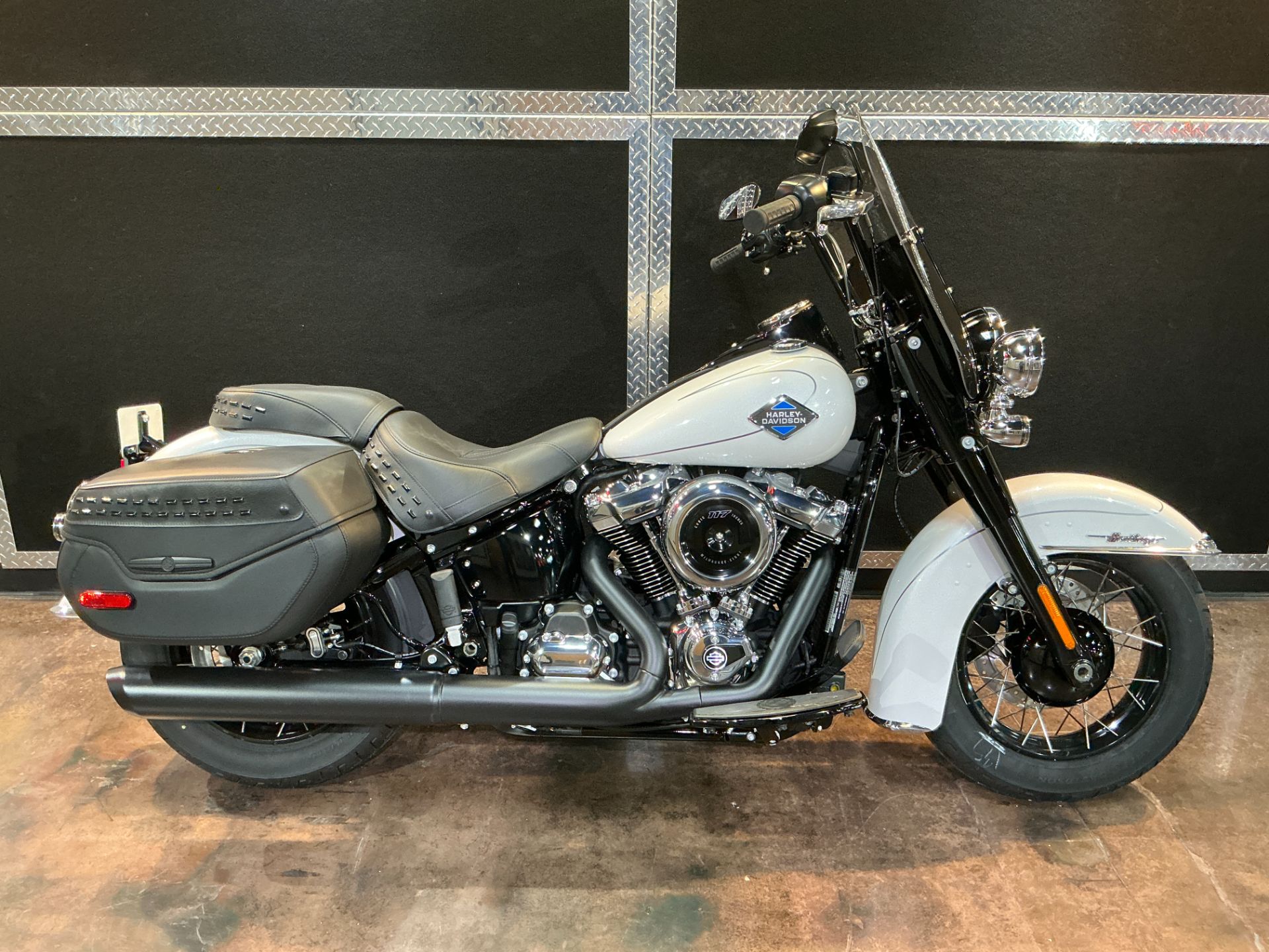 harley davidson ブラック×ホワイト×ブルー　ビンテージ New 2023 Harley-Davidson Heritage Classic 114 Bright