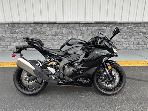 モナ！ 2025 Kawasaki Ninja® ZX™-4RR KRT Edition ABS | New Motorcycles for