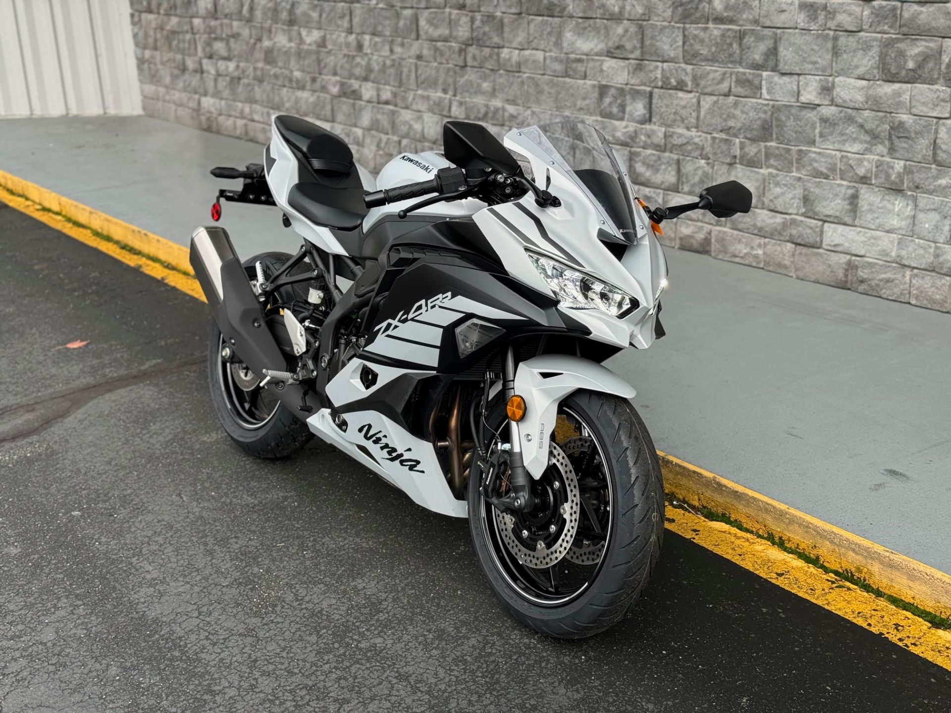四輪駆動トラック ホワイト New 2025 Kawasaki Ninja ZX-4RR ABS Metallic Matte Whitish