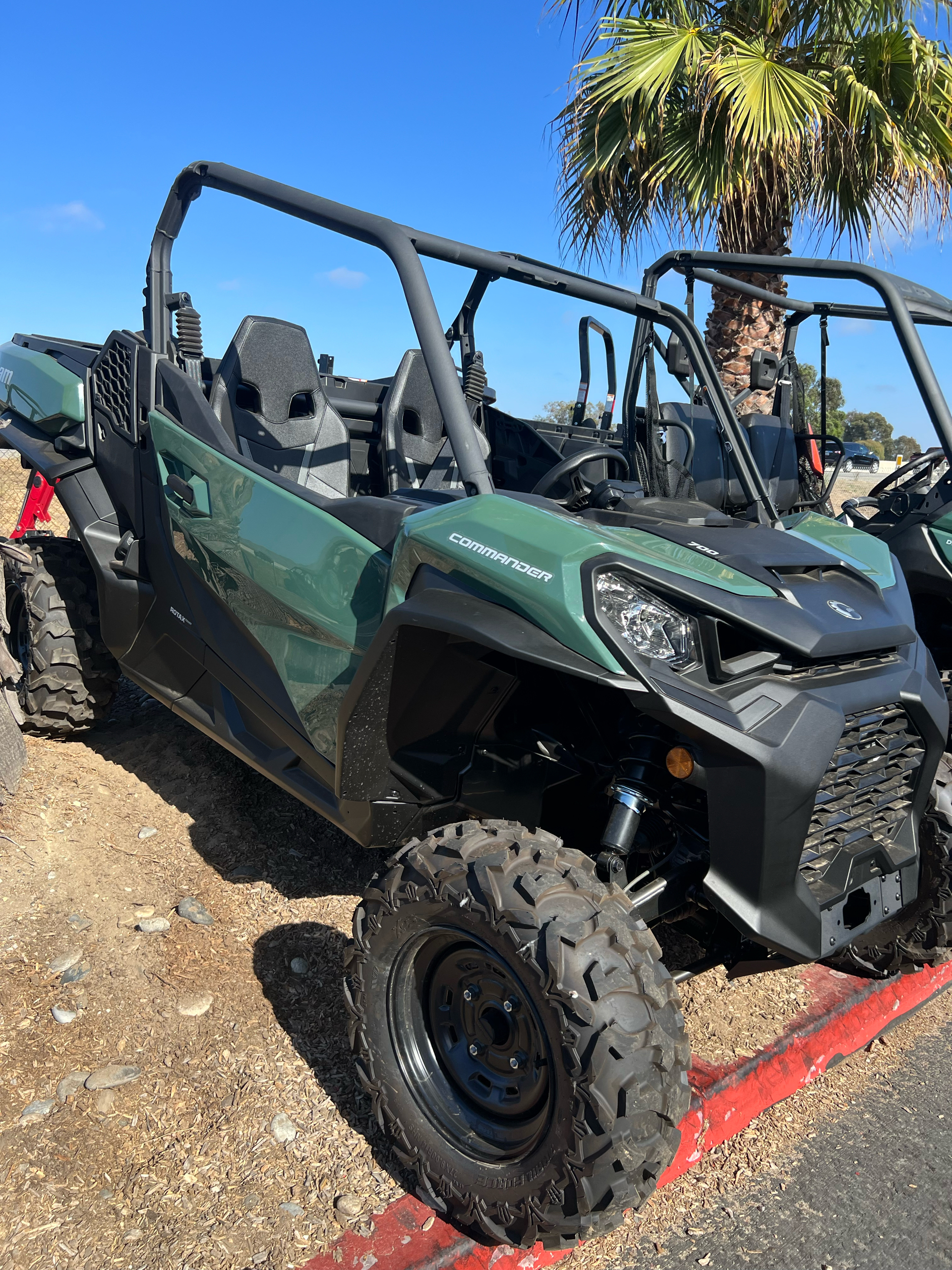 2023 Can-Am Commander DPS 700 in Santa Maria, California - Photo 2
