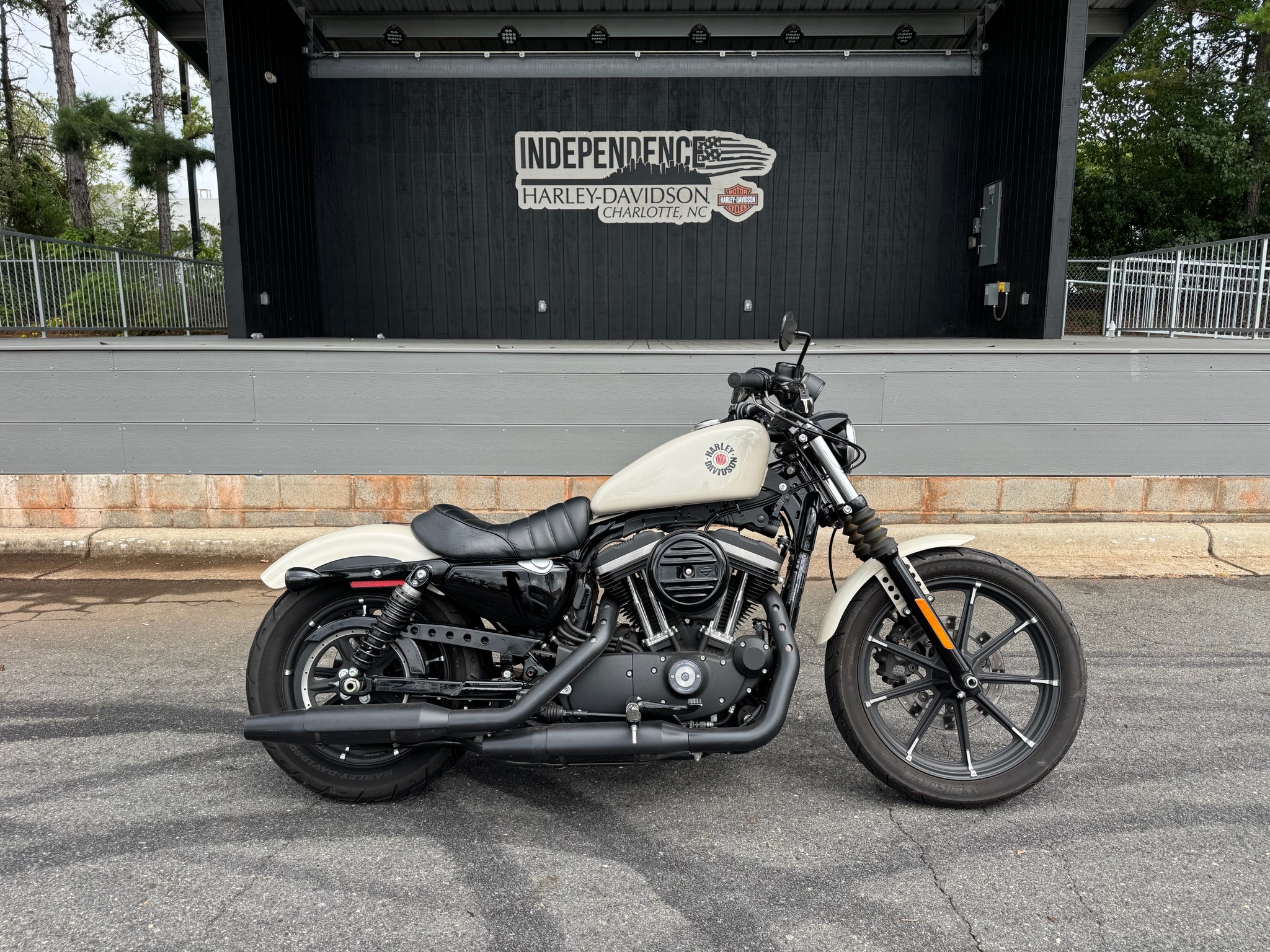 2022 Harley-Davidson Iron 883 1
