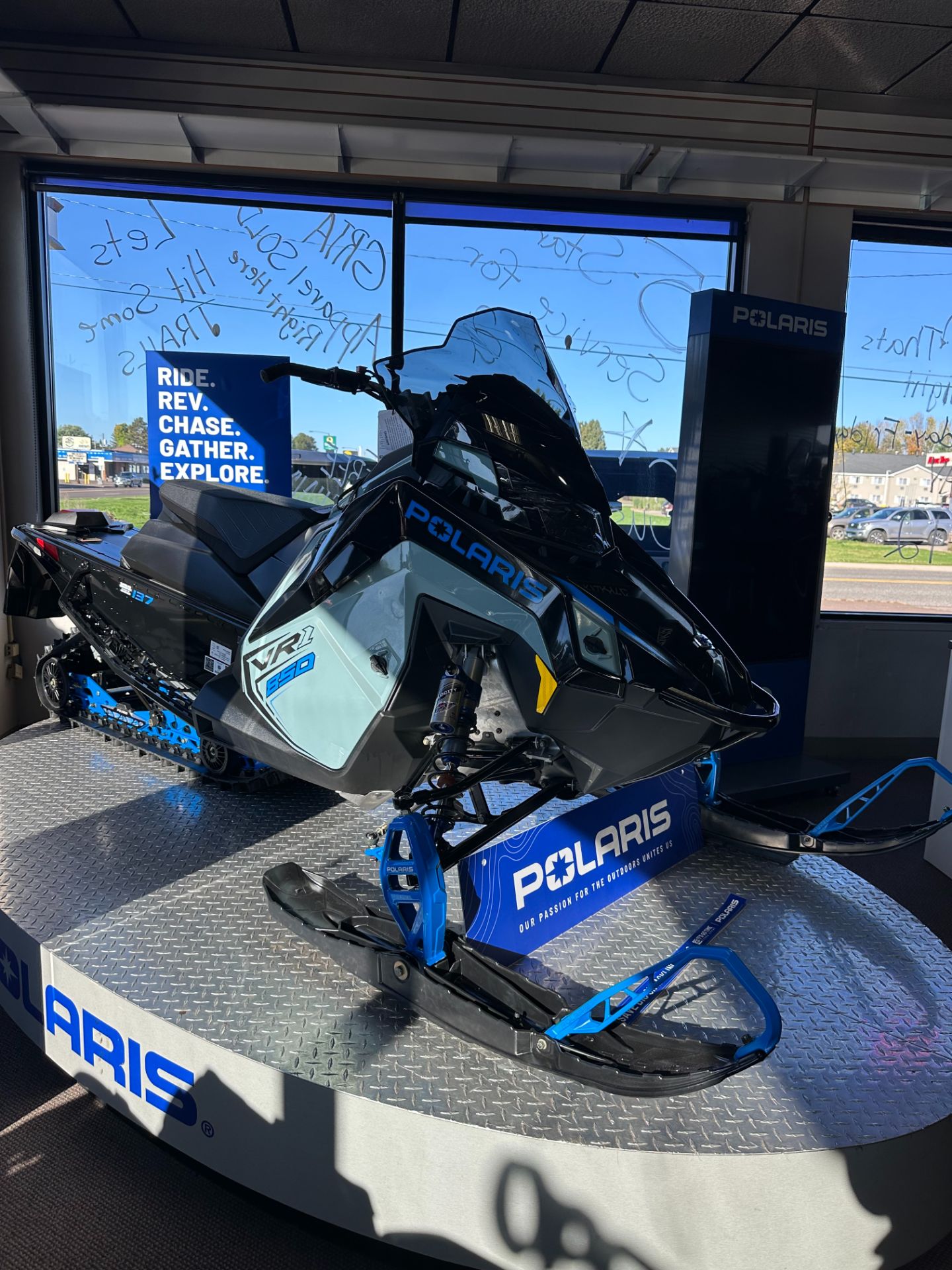 サンダー·ボルト 2024 RAIGEKI New 2026 Polaris 850 INDY VR1 137 SC ES | Snowmobiles in Ironwood