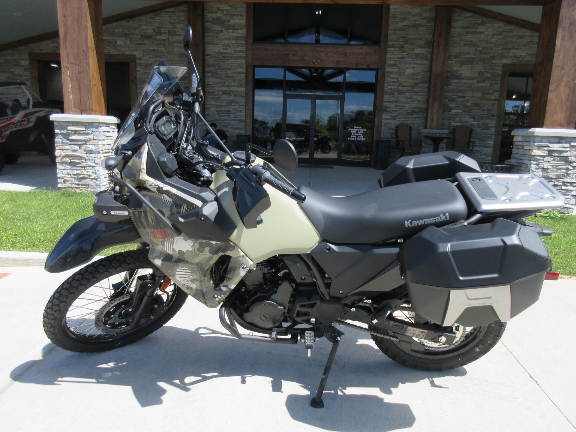 アウターka 2025 Kawasaki KLR®650 Adventure ABS Cypher Camo Beige