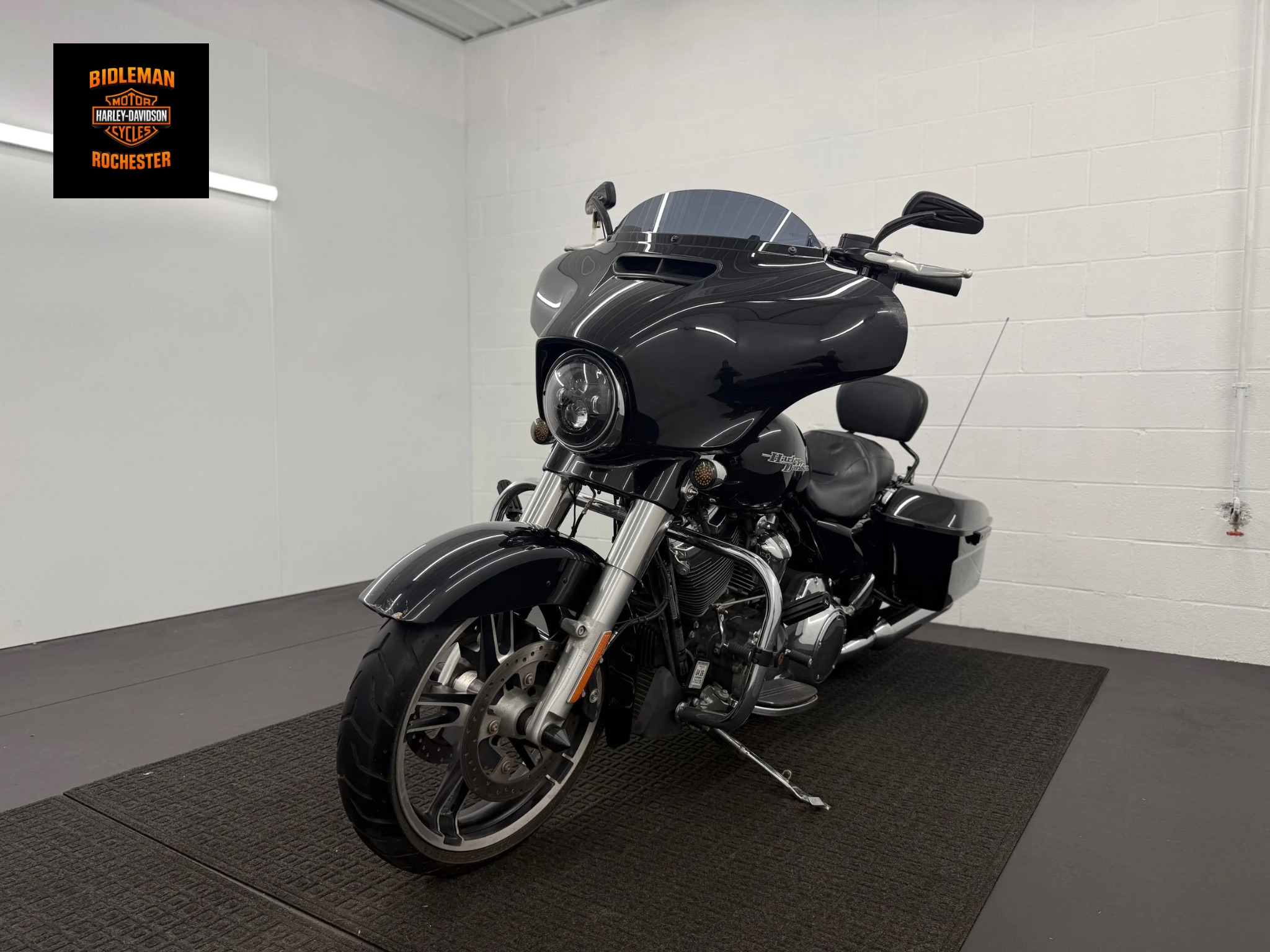 2017 Harley-Davidson Street Glide® Special 3