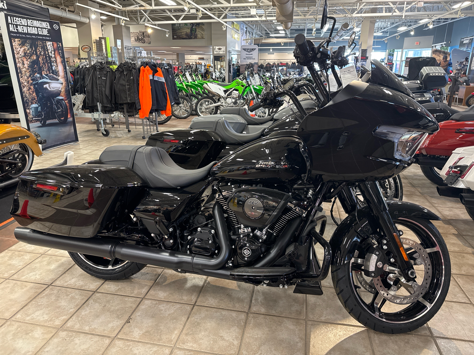 超安い New 2024 Harley-Davidson Road Glide® Vivid Black (Black ライト・ランタン
